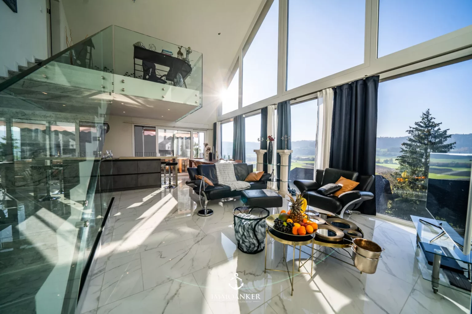 Luxuriöses Wohnzimmer mit Galerie und Panoramaverglasung