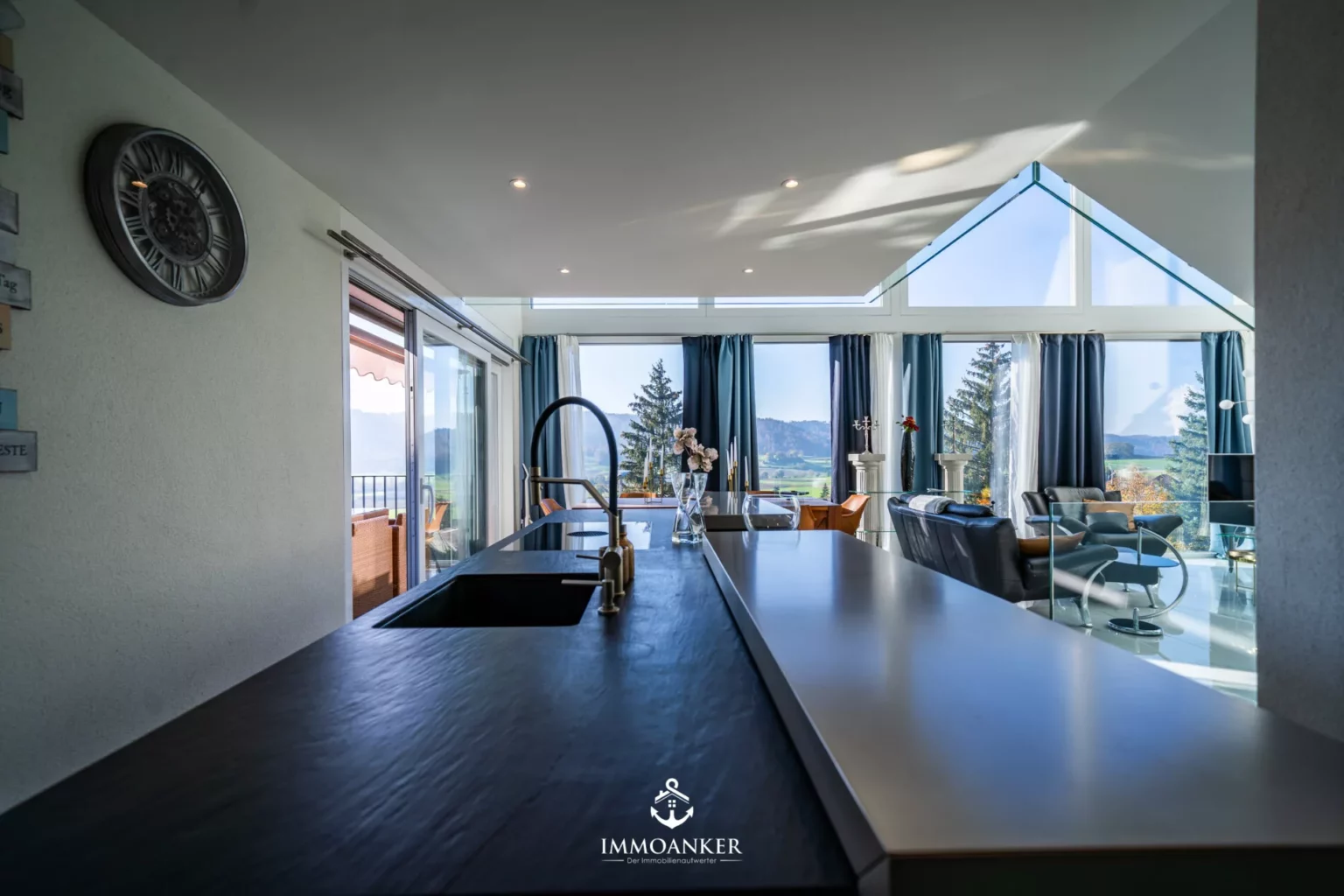 Offener Wohn- und Küchenbereich mit Panoramablick
