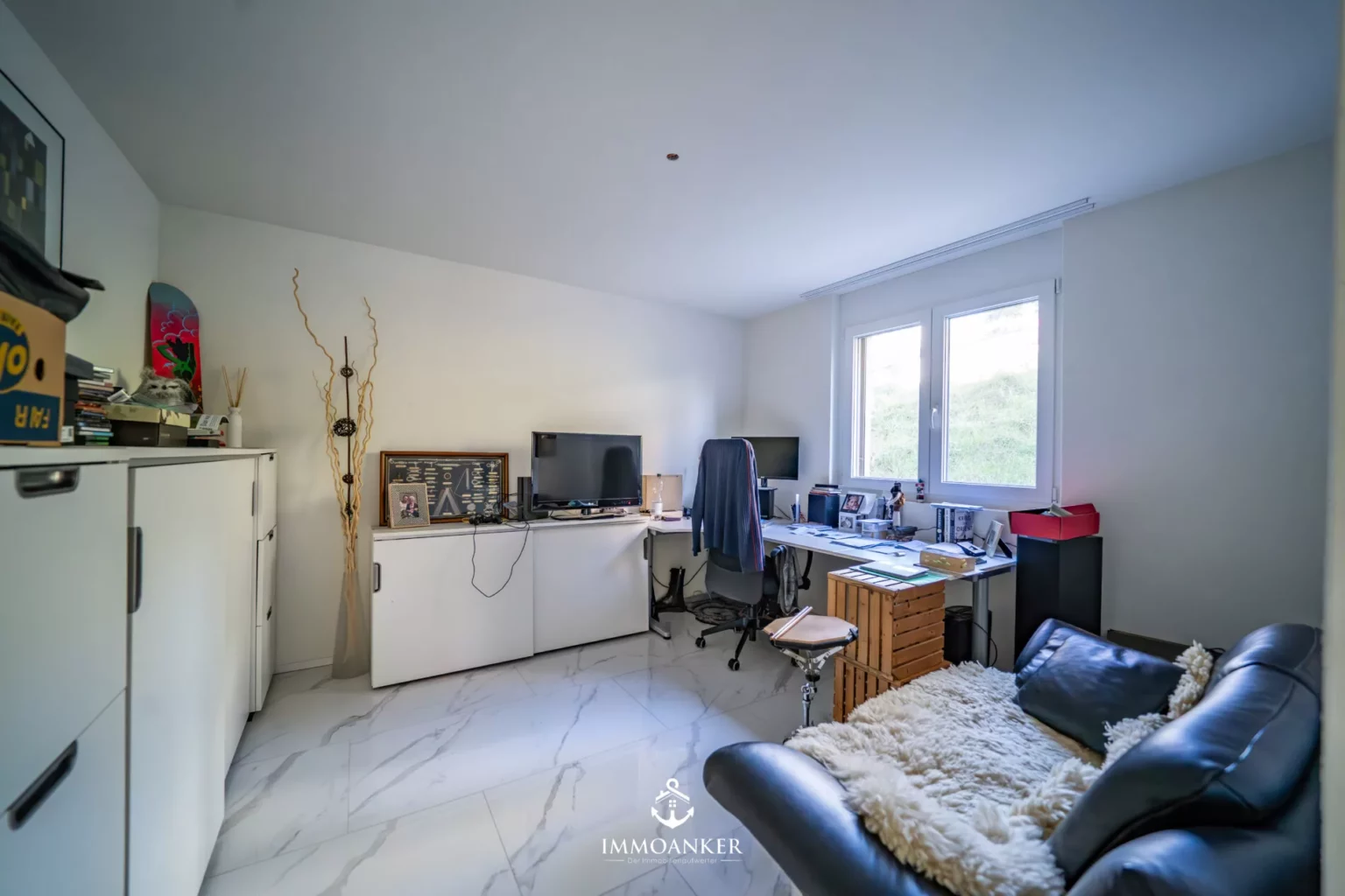 Helles Arbeitszimmer mit Fenster und moderner Möblierung