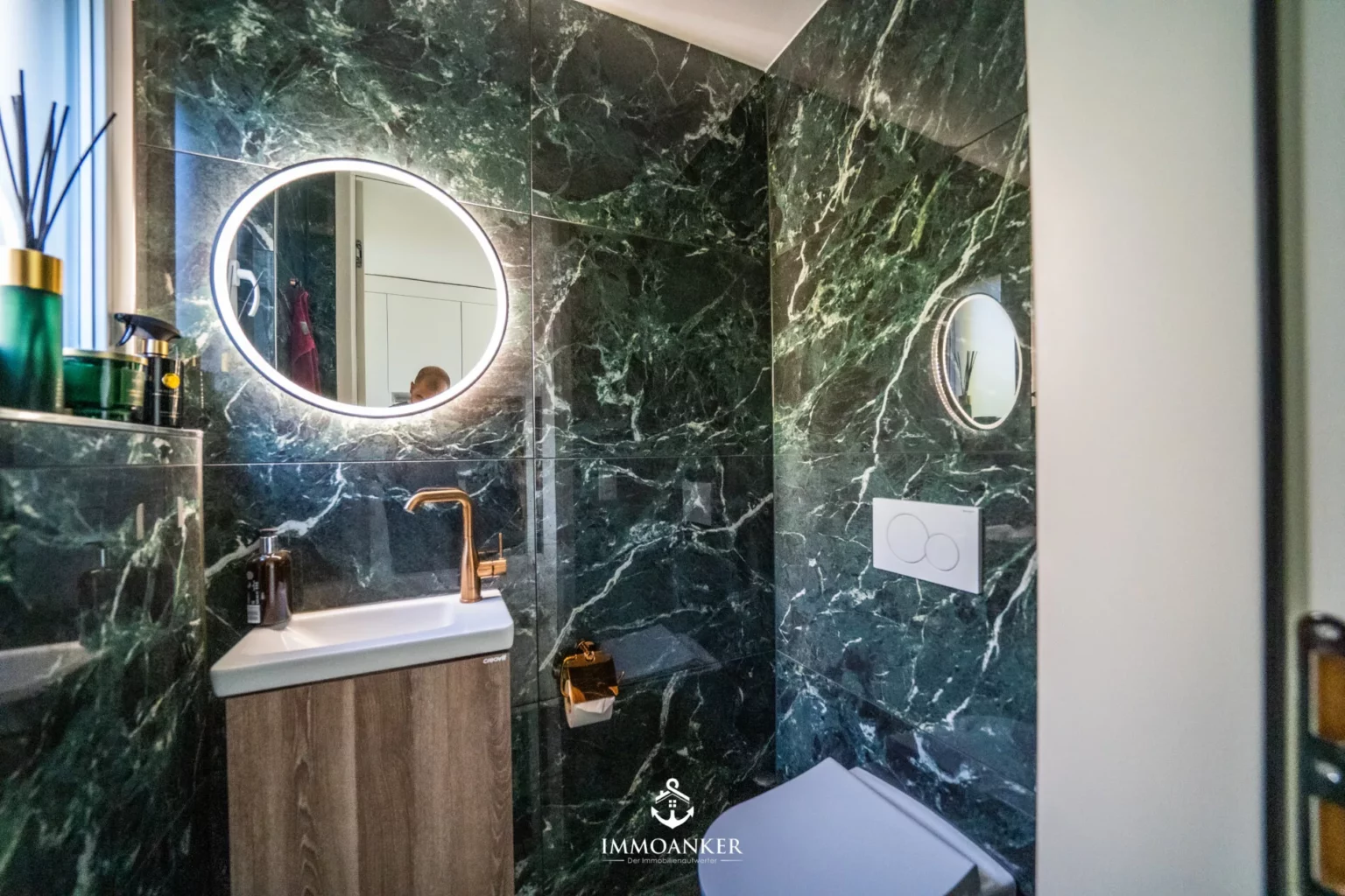 Luxuriöses Bad mit grünem Marmordesign