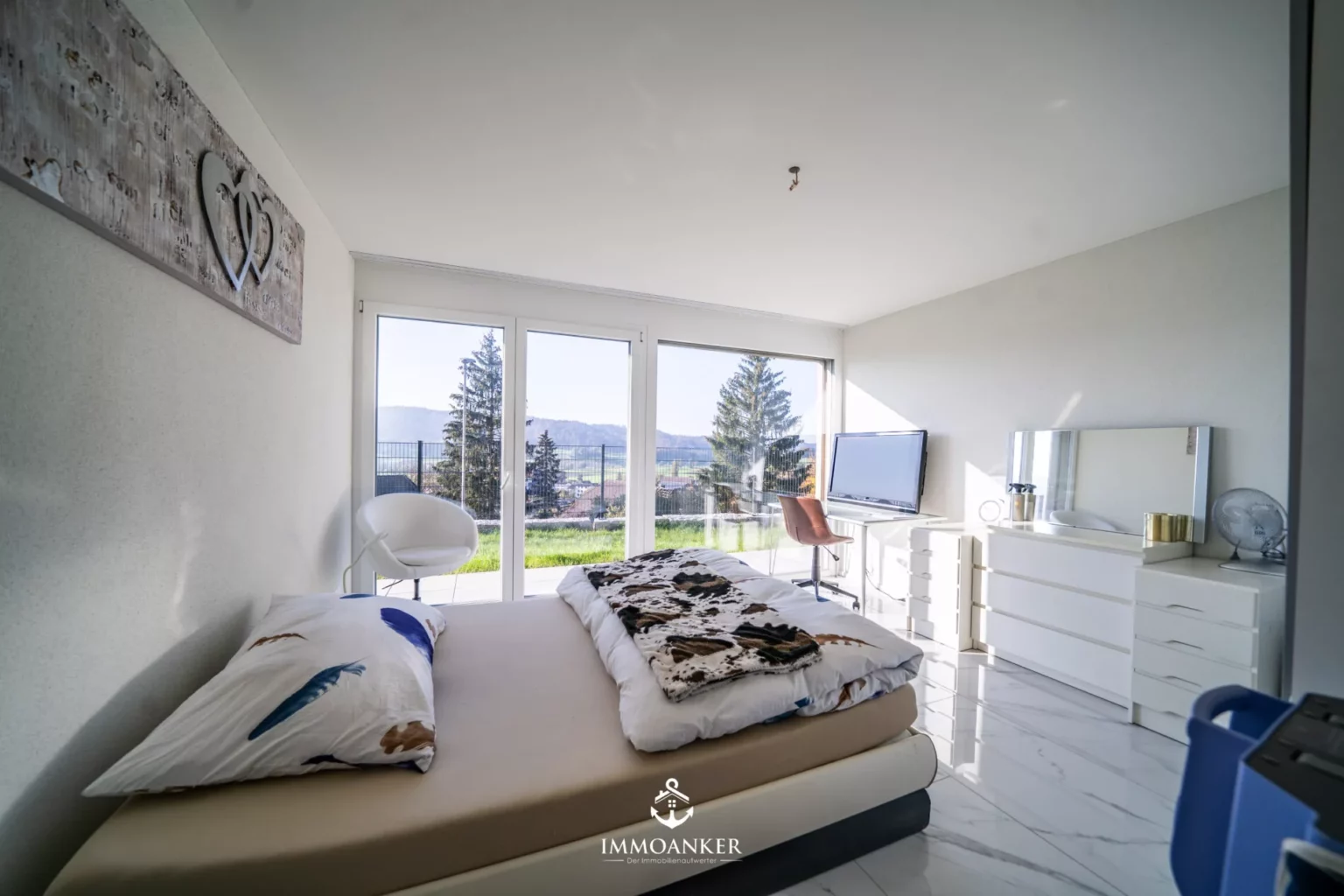 Helles Schlafzimmer mit Panoramafenstern