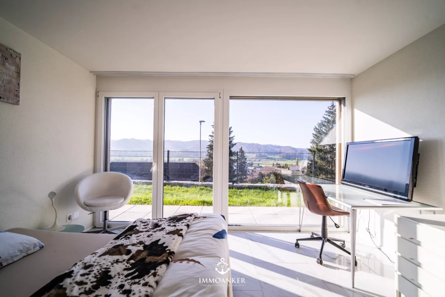 Helles Schlafzimmer mit großem Fensterblick