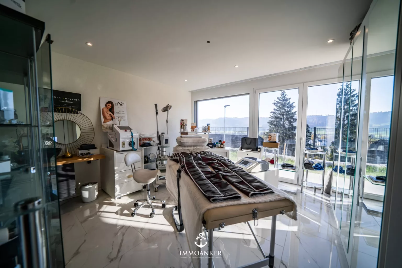Heller Behandlungsraum mit Glasfront