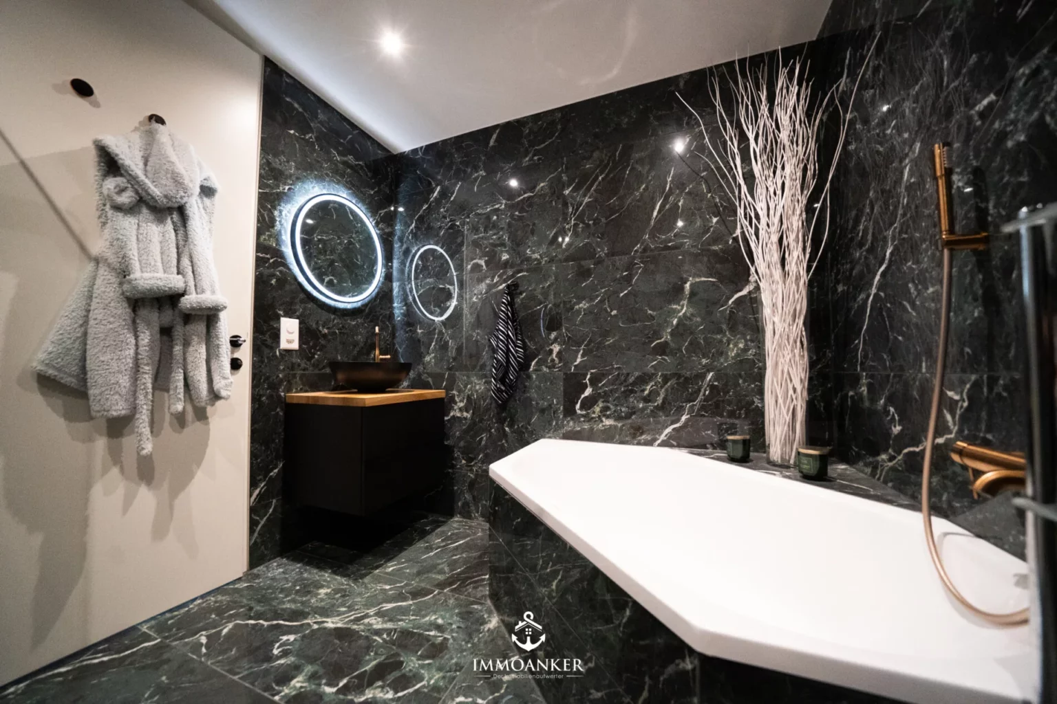 Luxuriöses Bad mit freistehender Wanne und Marmordesign