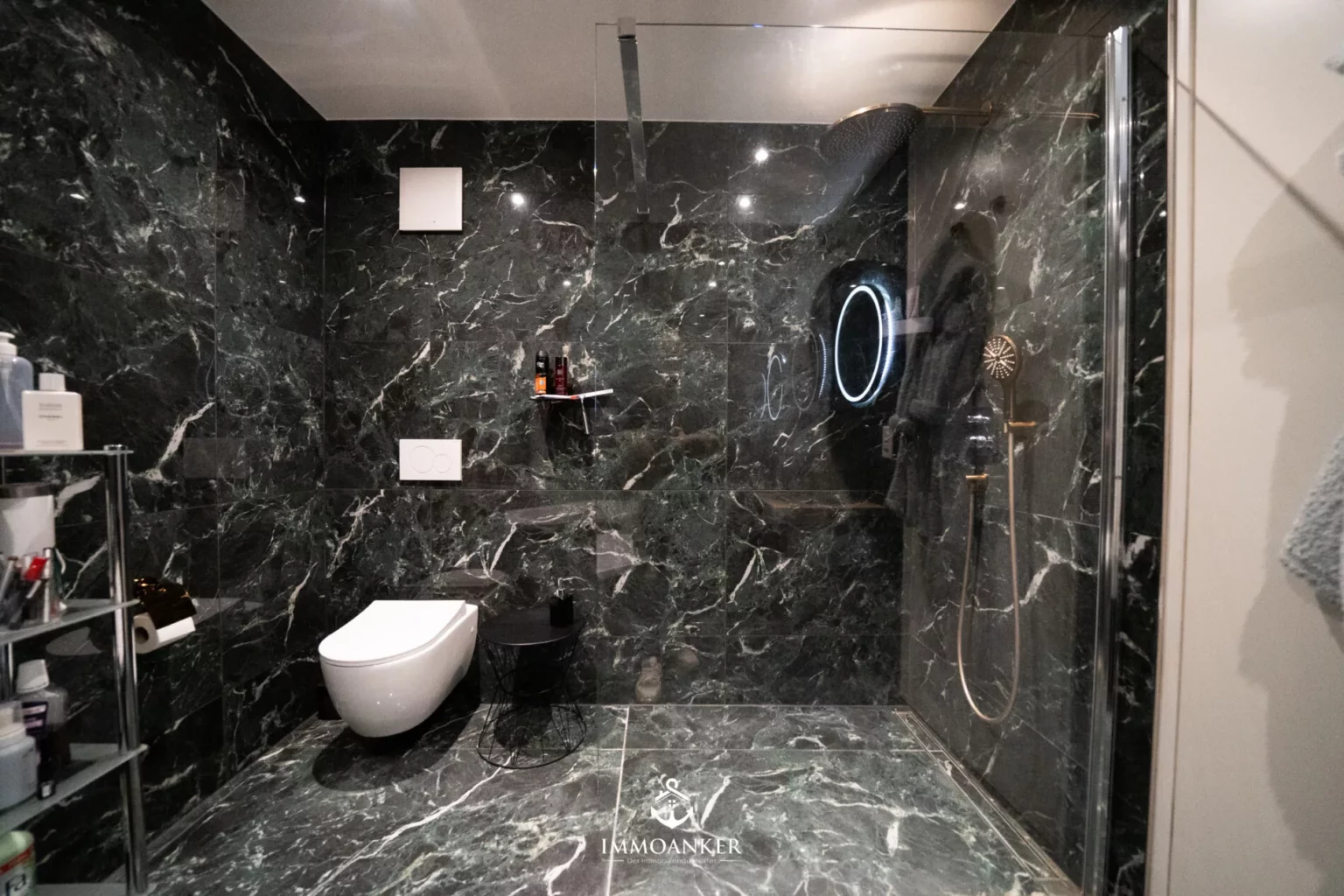Luxuriöses Badezimmer mit dunkler Marmoroptik