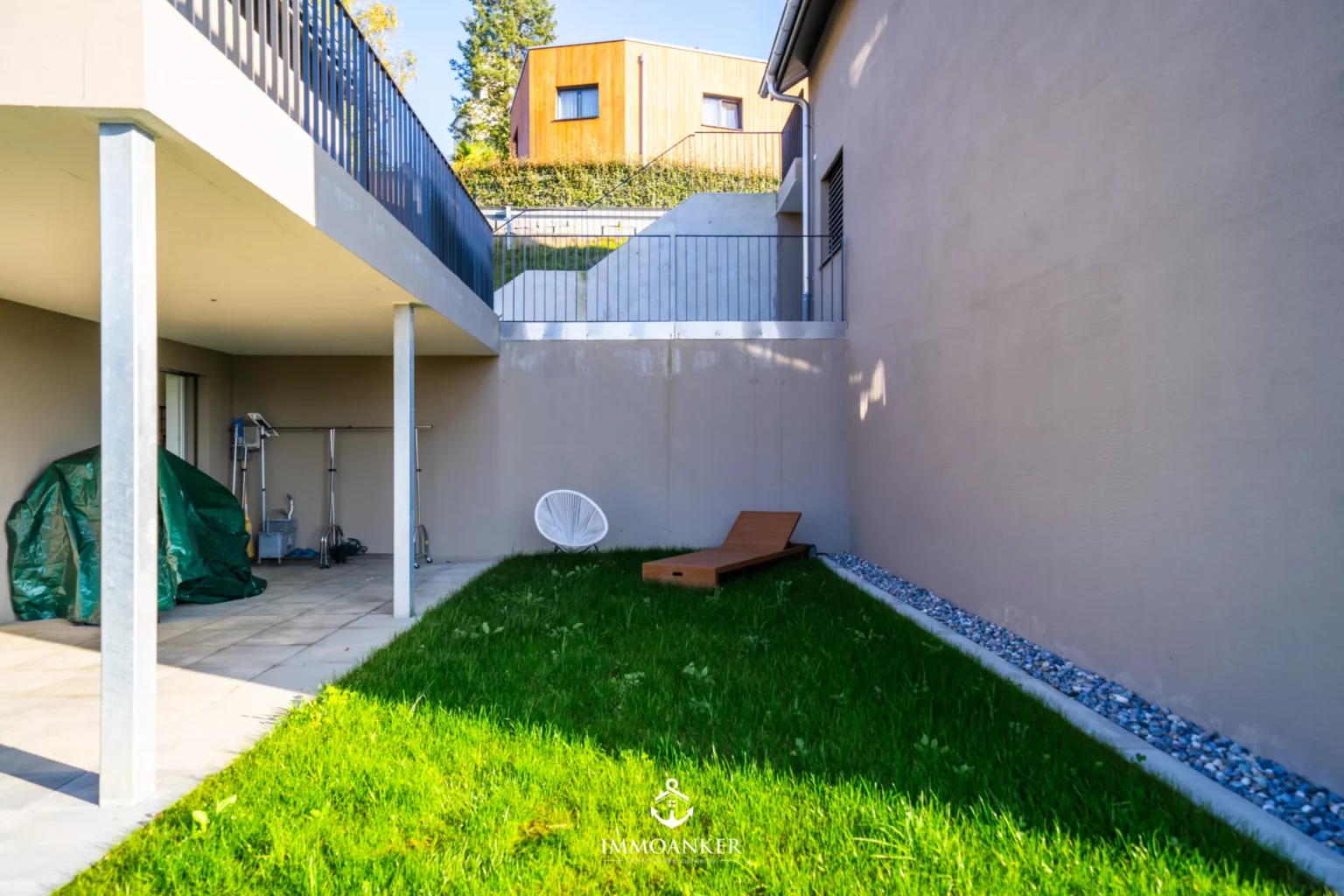 Moderner Innenhof mit Garten und überdachter Terrasse