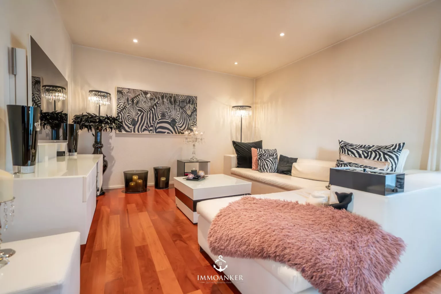 Modernes Wohnzimmer mit Zebra-Dekor