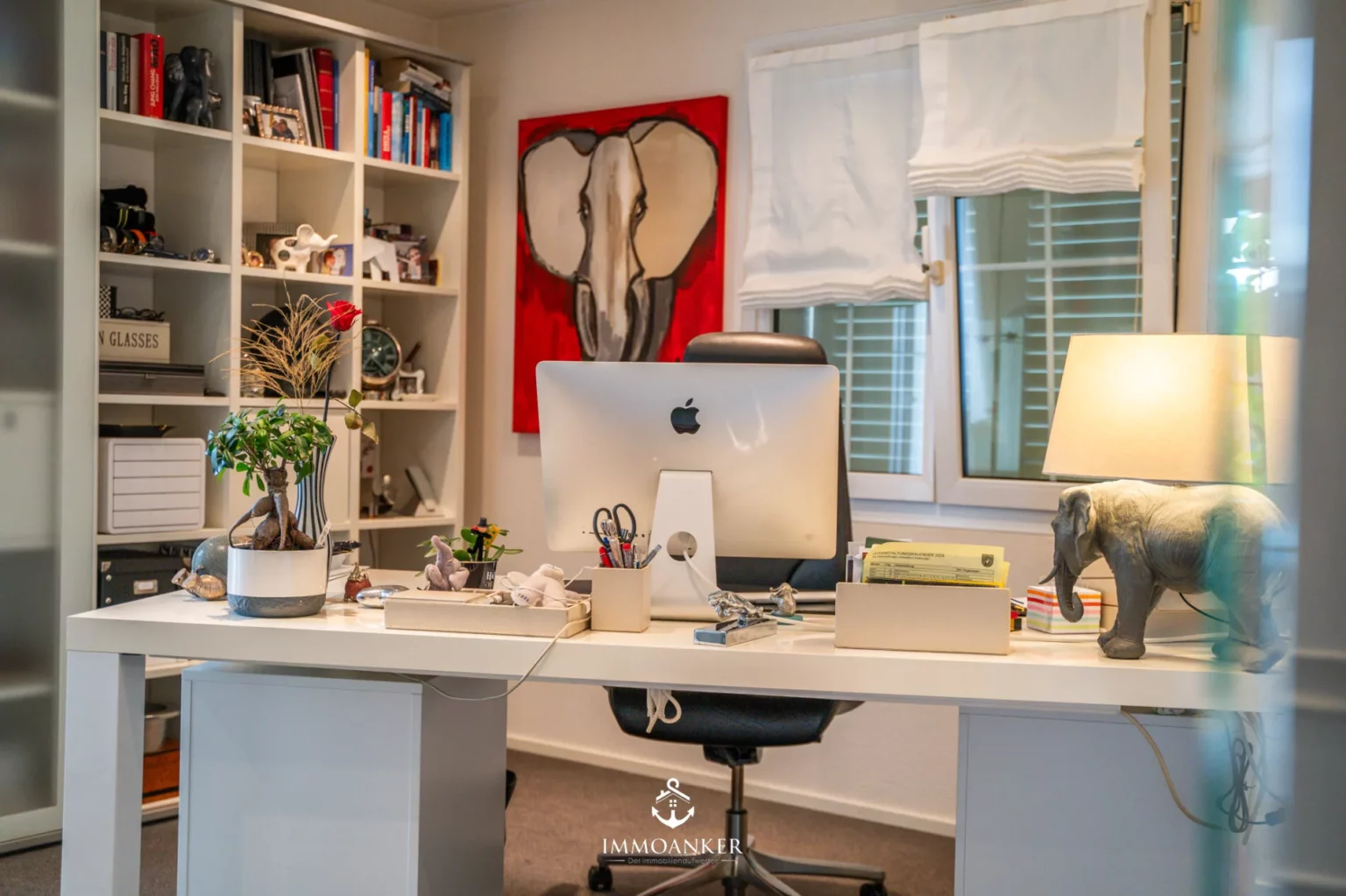 Home-Office mit Schreibtisch und Regalen