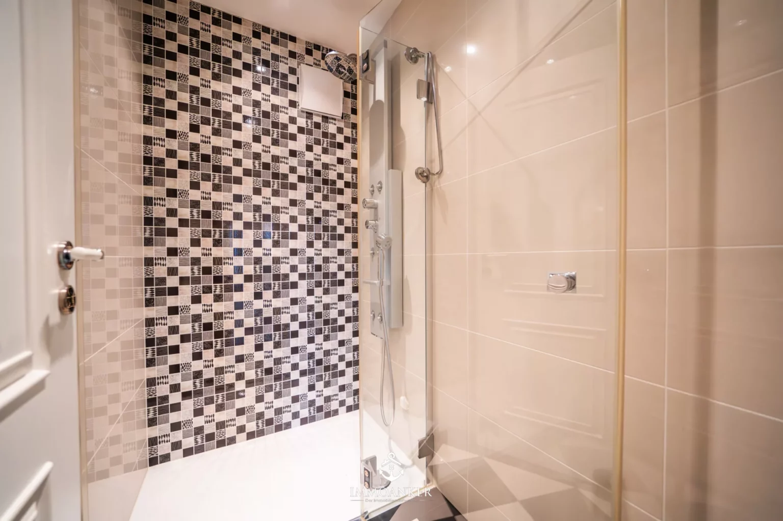 Moderne Duschkabine mit Mosaikwand