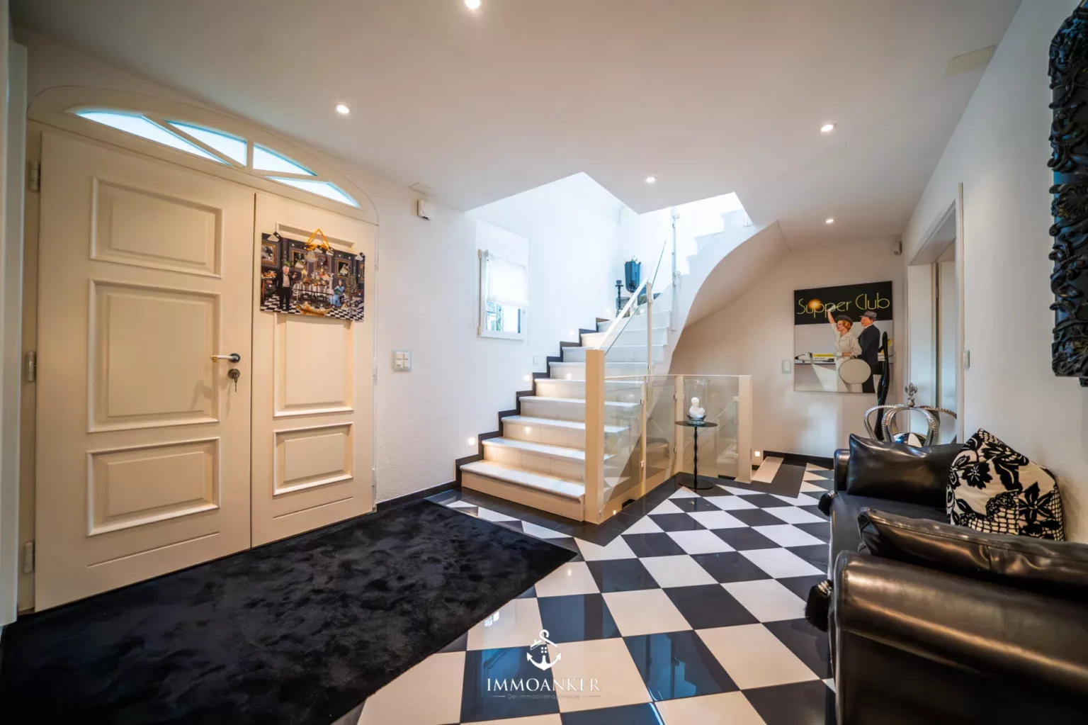 Eleganter Eingangsbereich mit Treppe