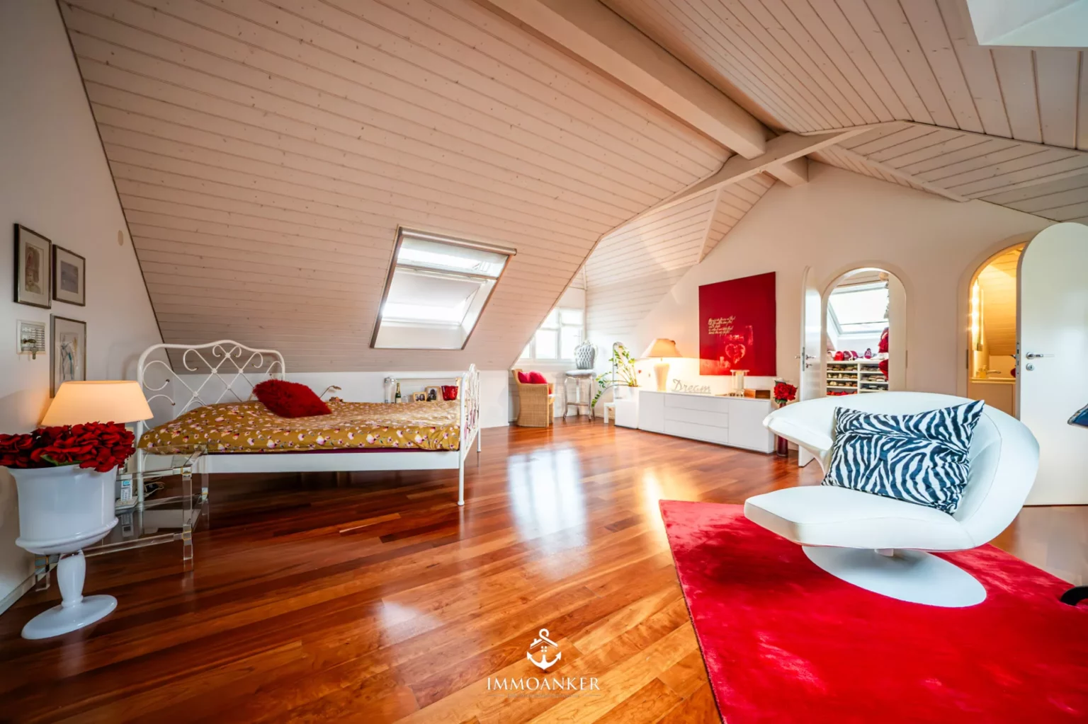 Helles Dachgeschoss-Schlafzimmer