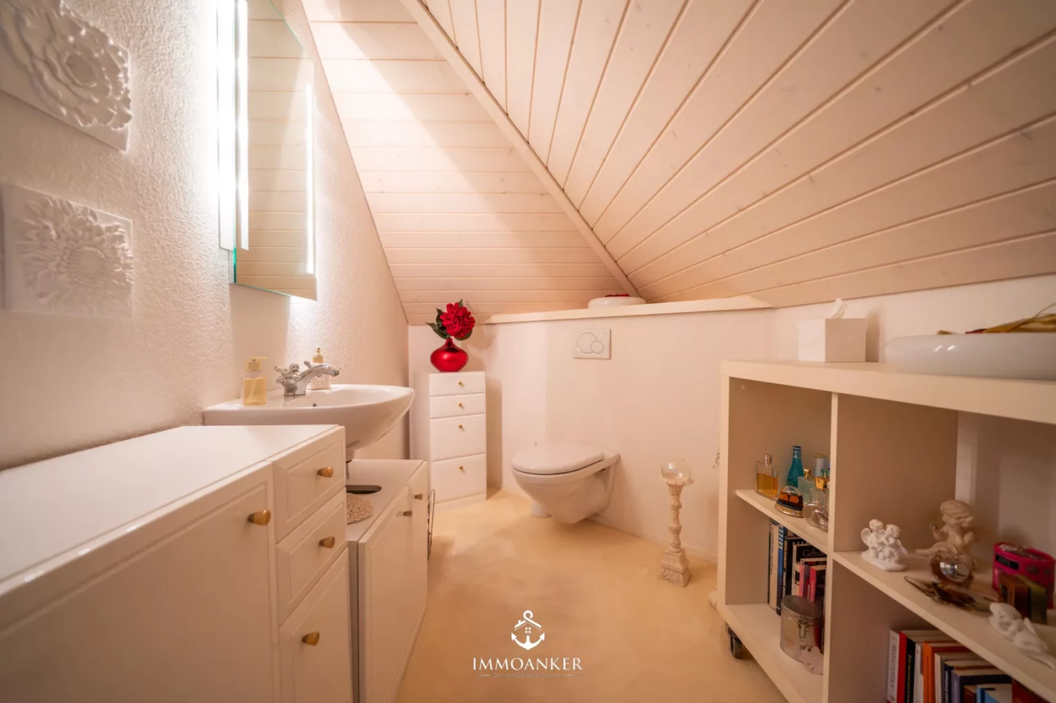 Ausgebautes Dachgeschoss-Bad mit WC und Stauraum