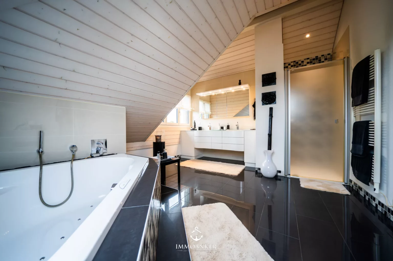 Luxuriöses Dachgeschoss-Badezimmer mit Wanne und Dusche