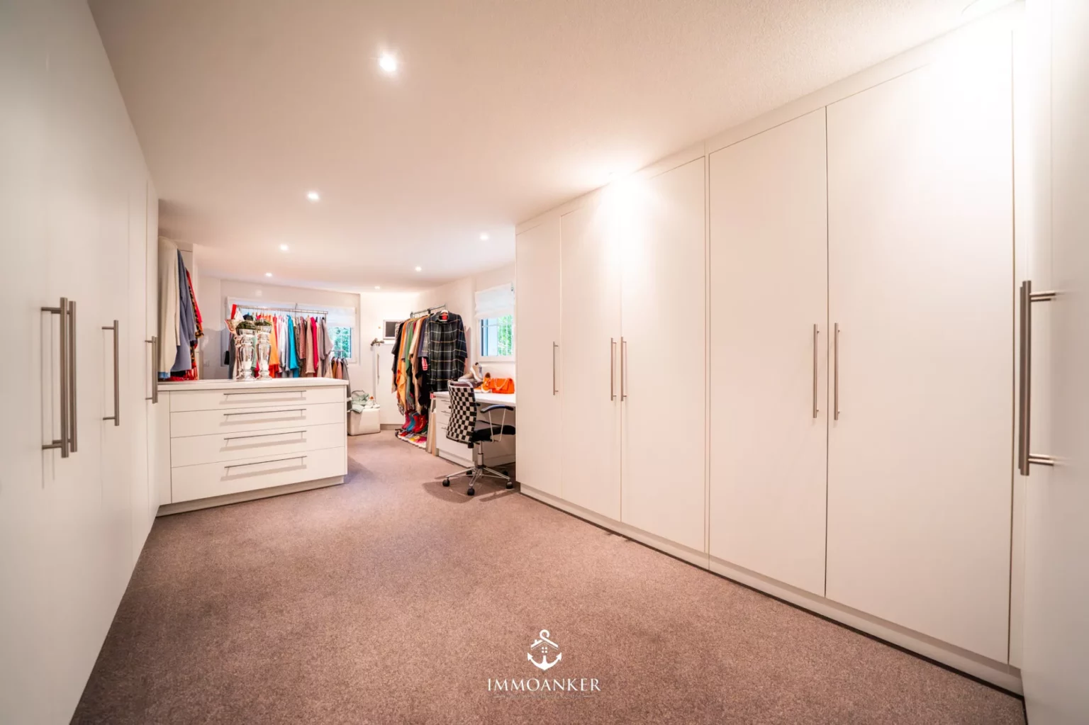 Großer begehbarer Kleiderschrank