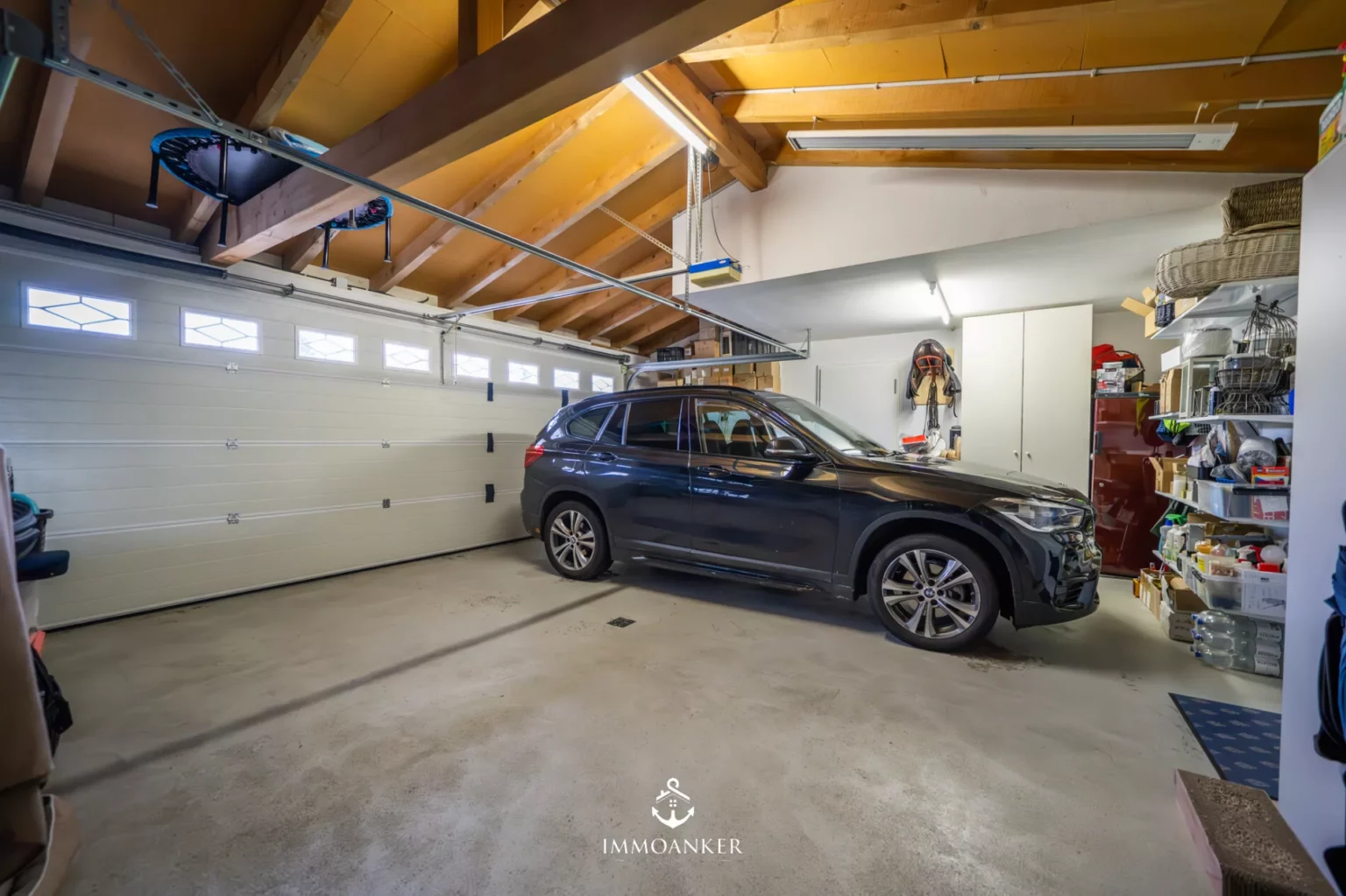 Geräumige Garage mit Fahrzeug und Lagerflächen
