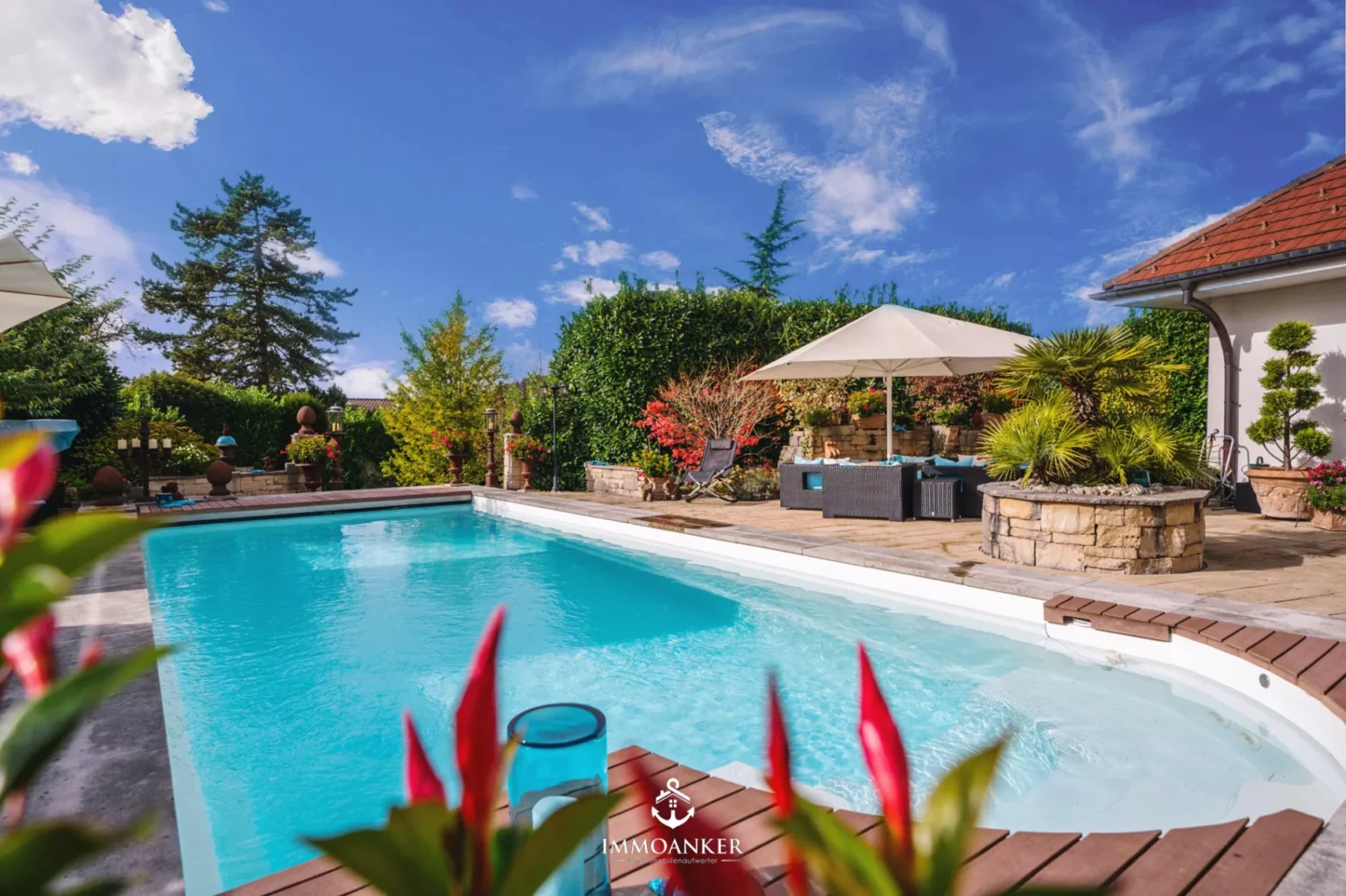 Poolbereich mit Gartenlounge