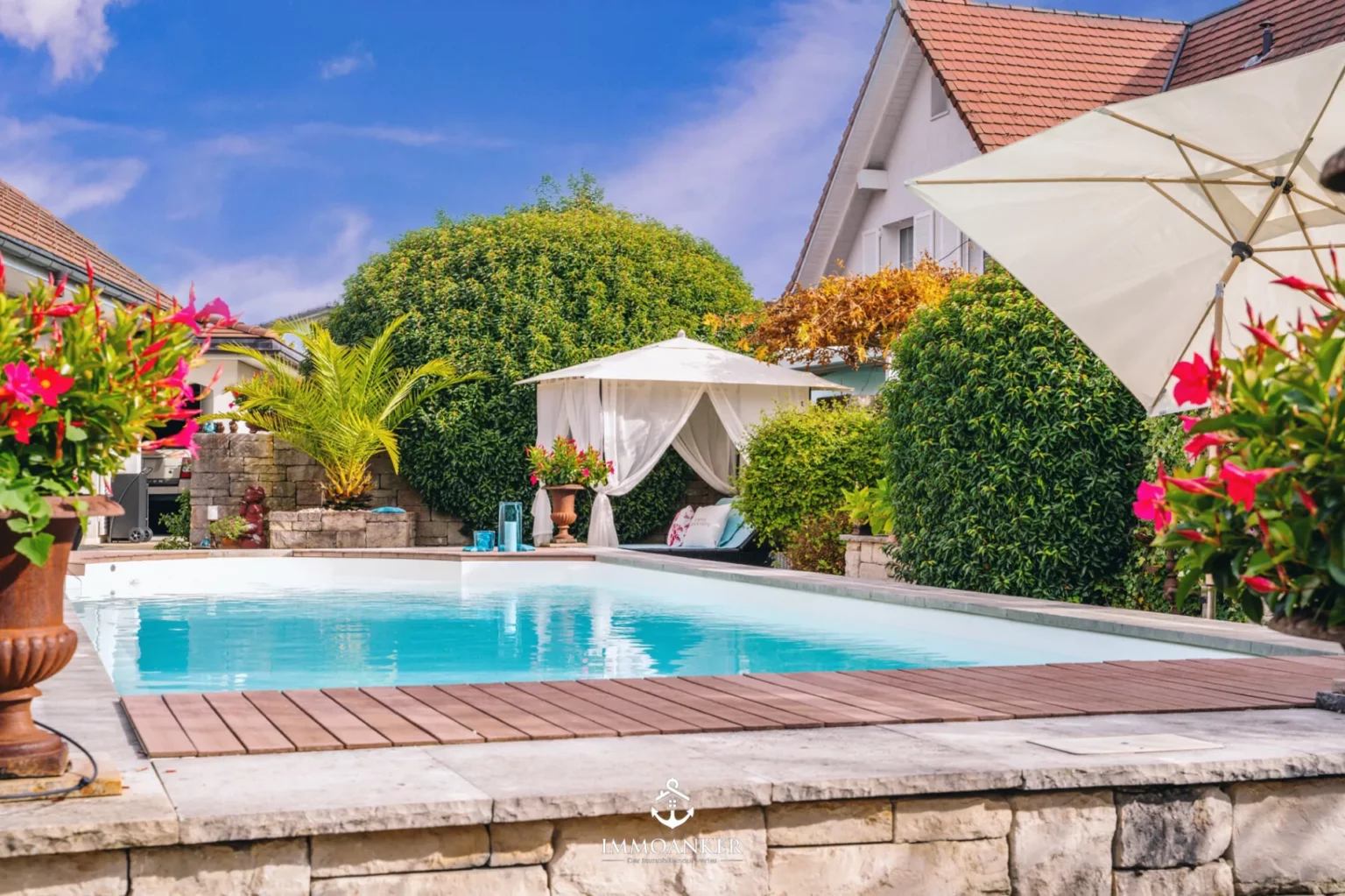 Poolbereich mit Gartenlounge
