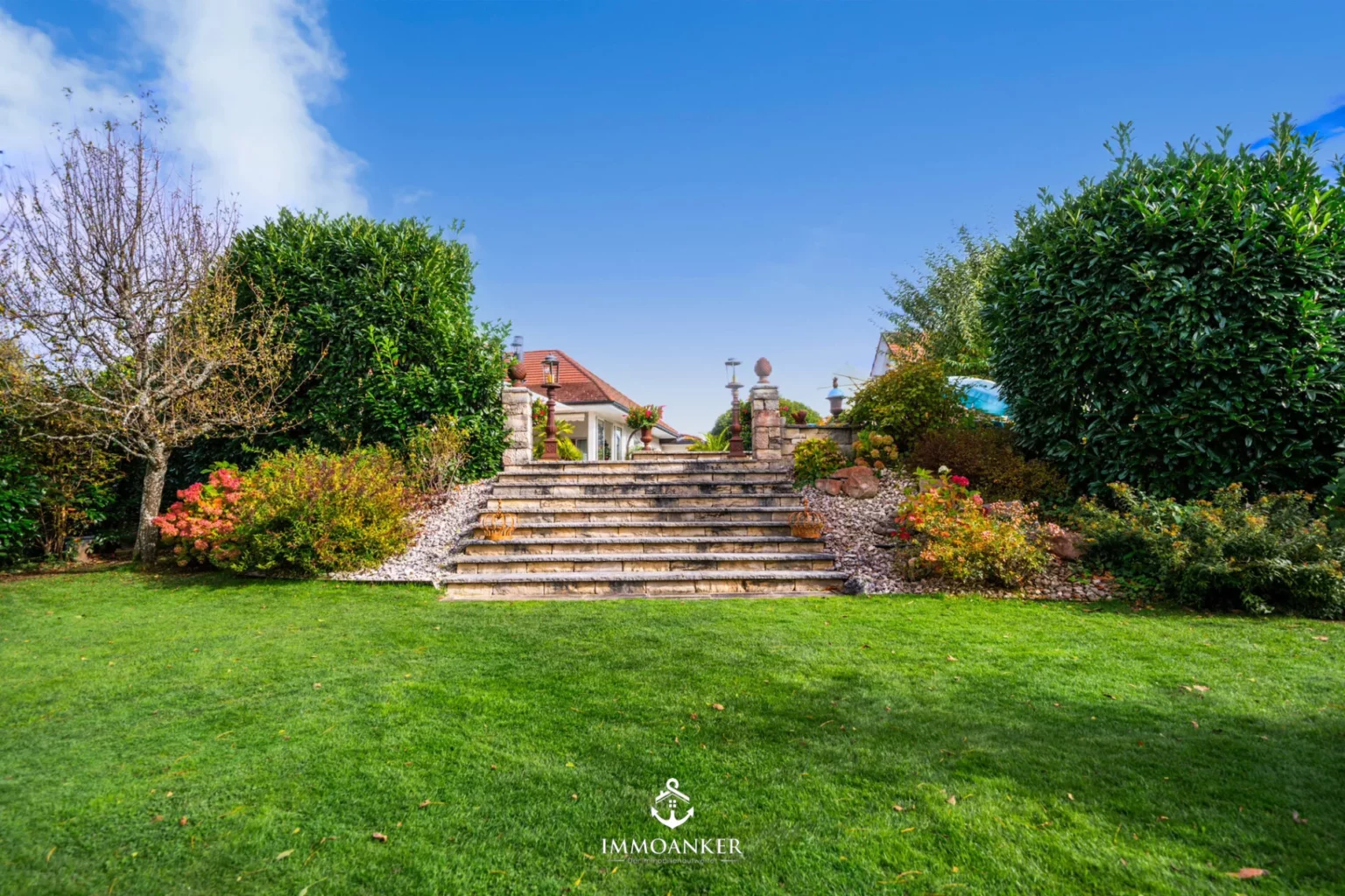 Gartenanlage mit Treppenaufgang