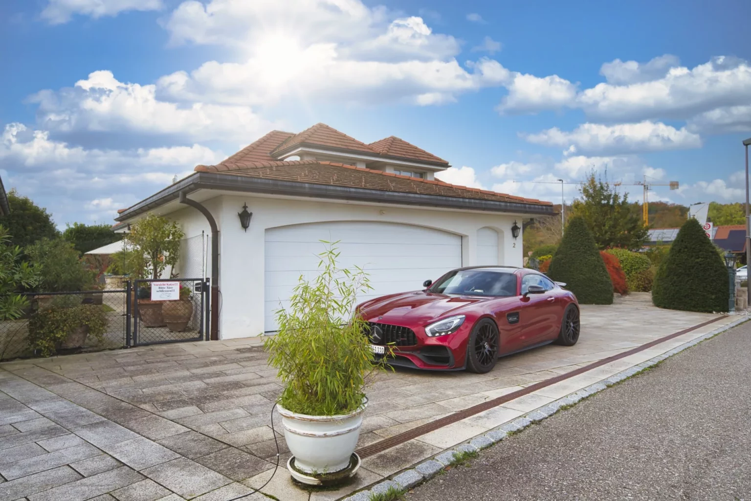 Exterieur einer eleganten Garage mit Sportwagen