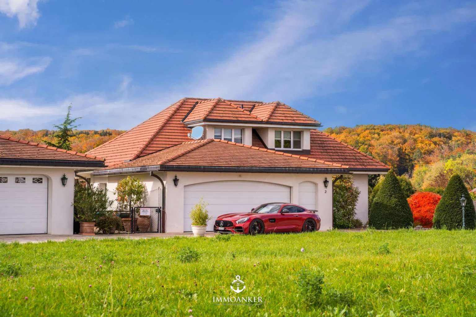 Einfamilienhaus mit rotem Ziegeldach