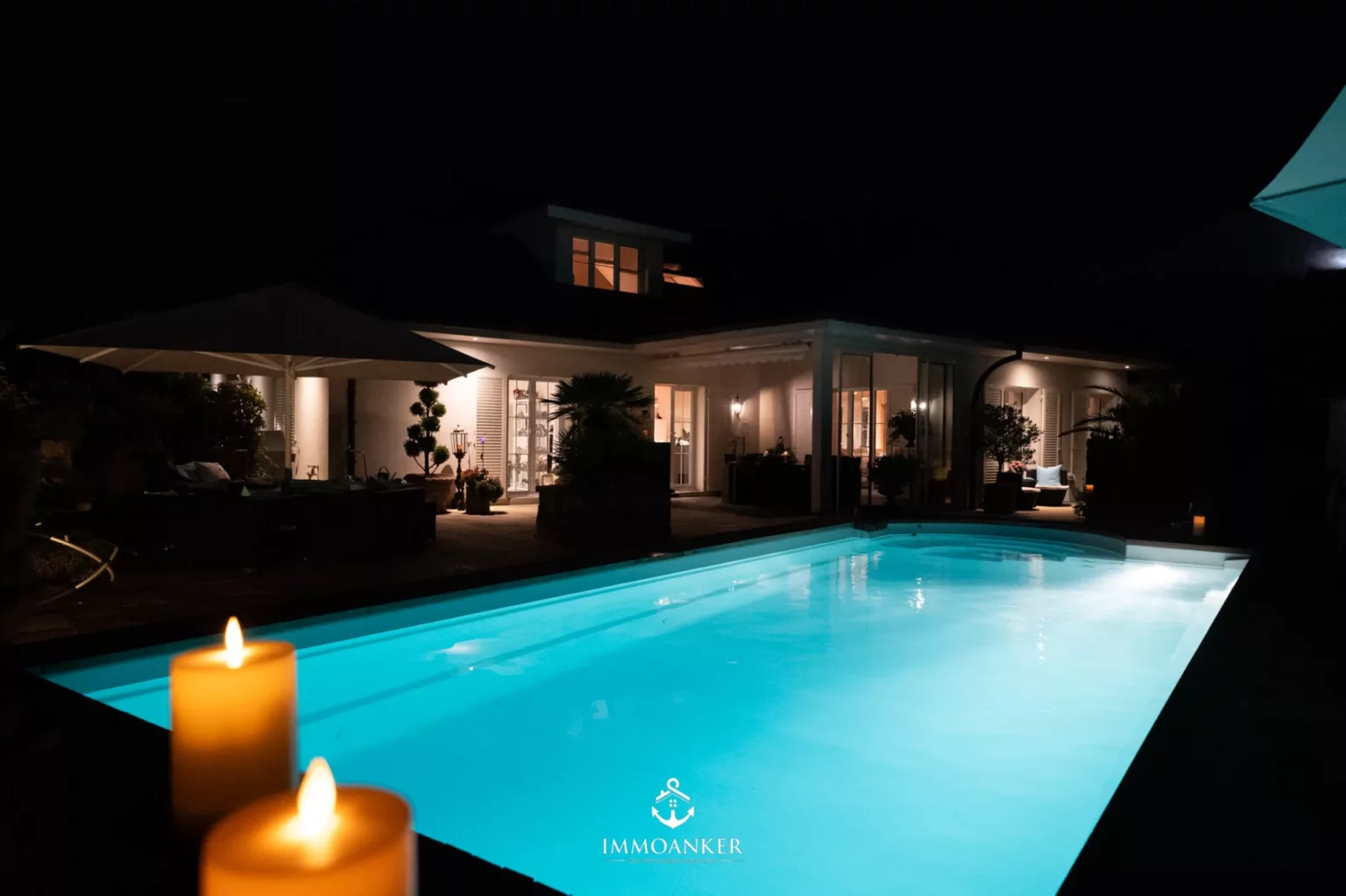 Luxuriöser Außenbereich bei Nacht mit Pool