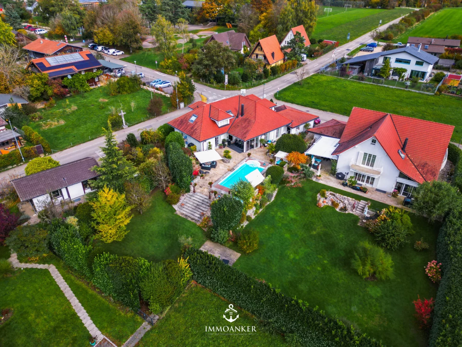 Luftaufnahme eines großzügigen Wohngrundstücks mit Pool