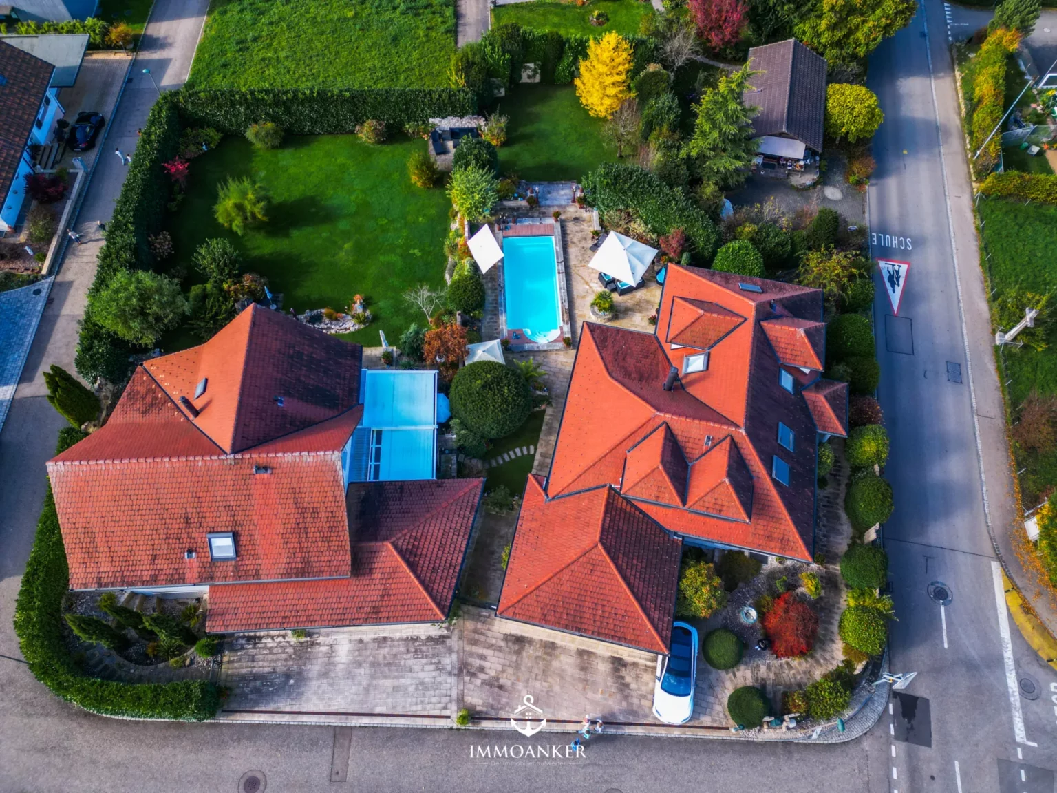 Luftaufnahme eines Wohnhauses mit Garten und Pool