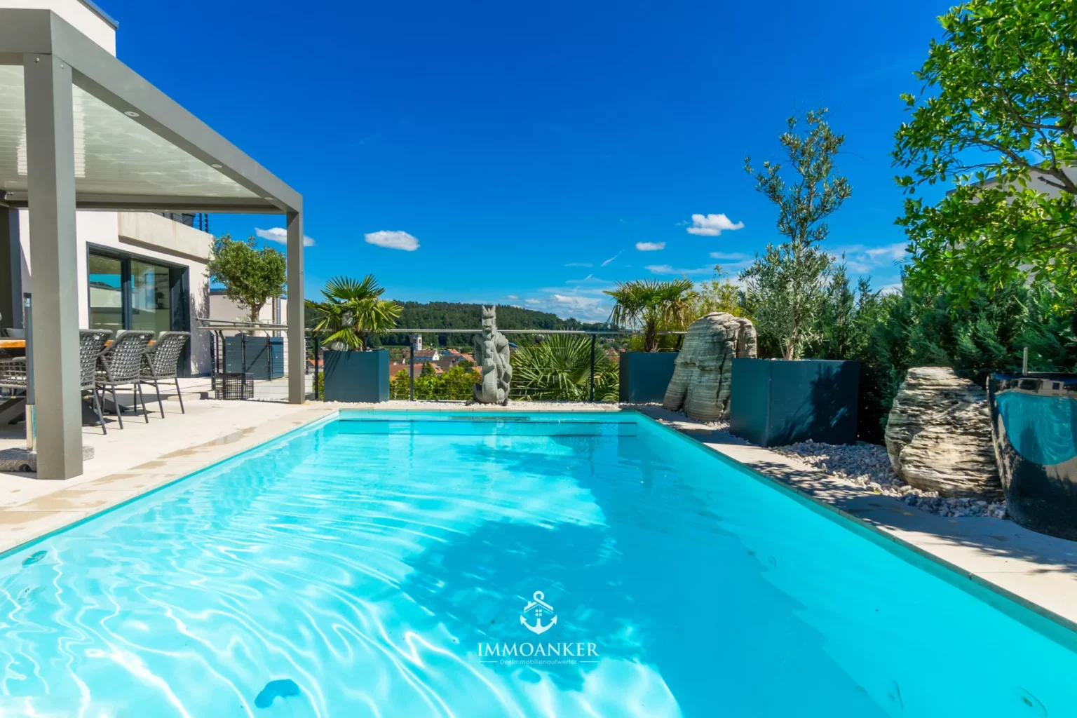 Poolterrasse mit Blick ins Grüne