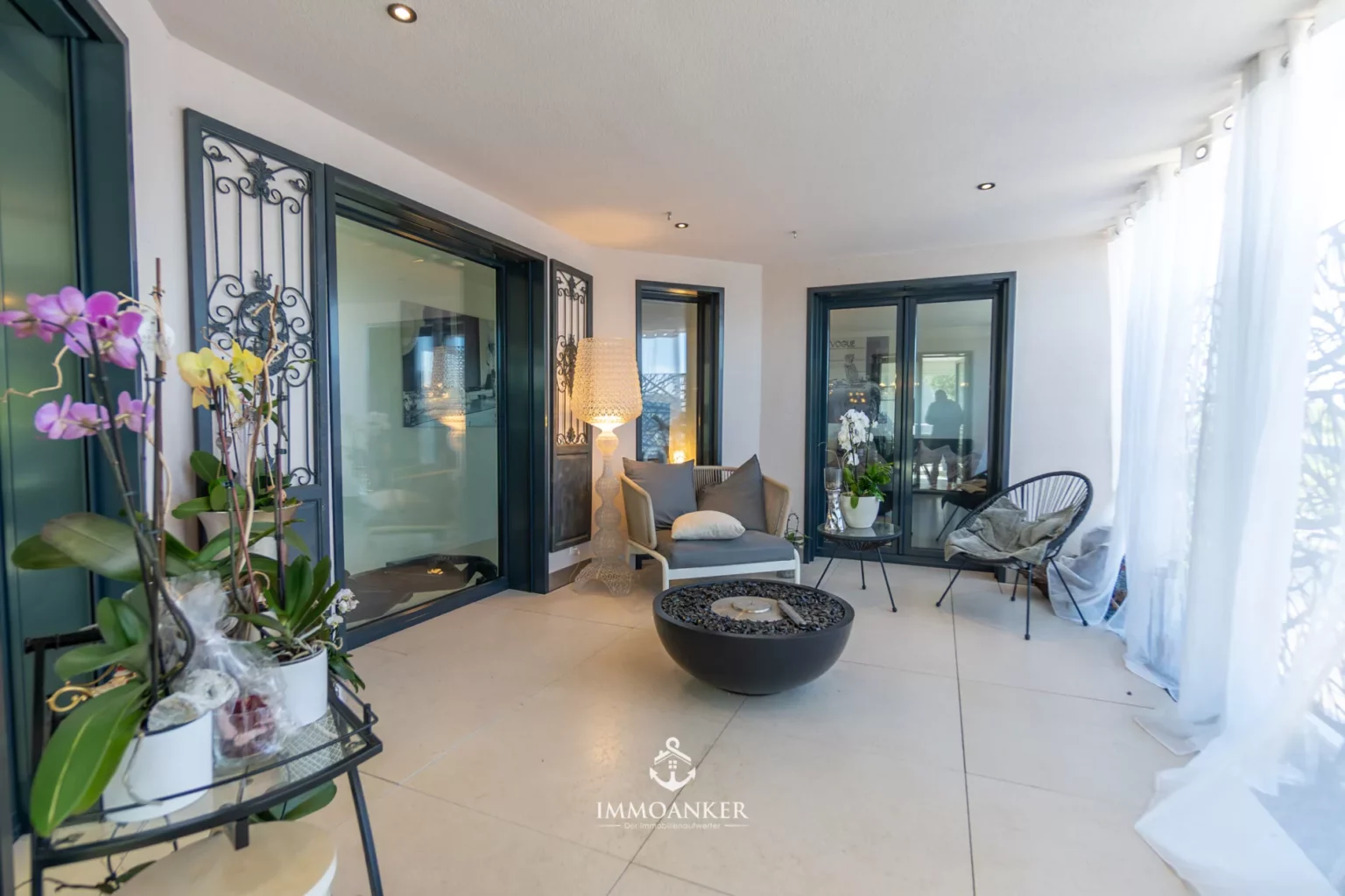 Überdachte Terrasse mit Lounge-Möblierung