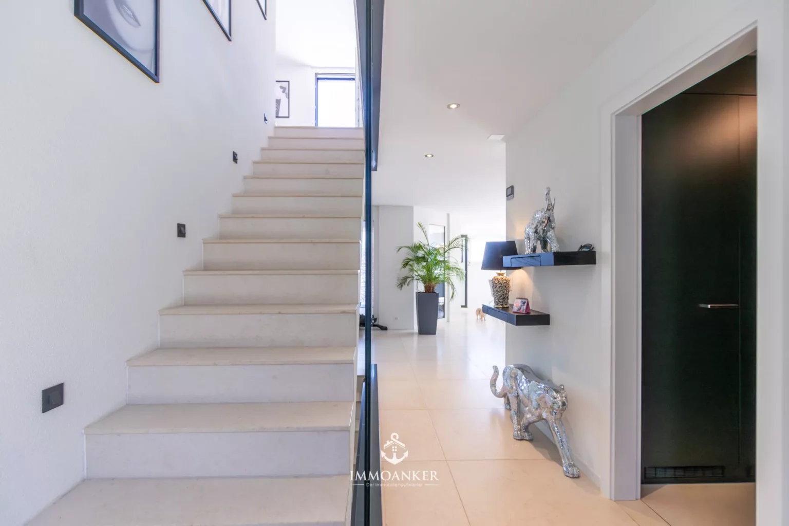 Heller Flur mit Treppe und Dekoration