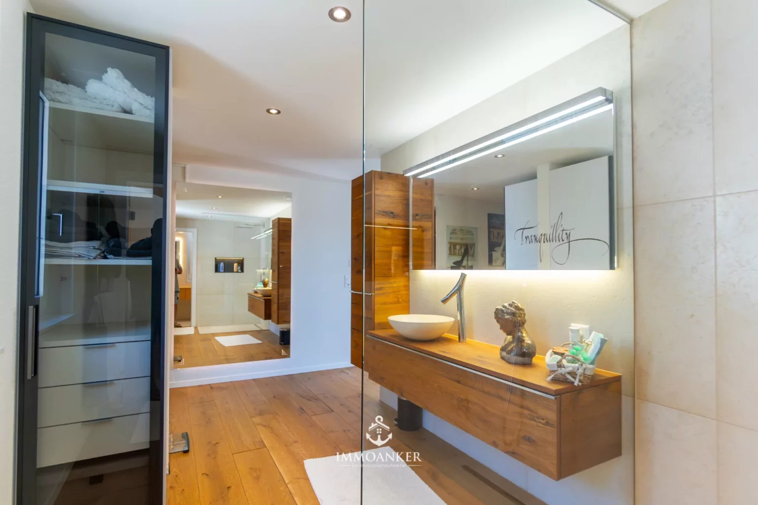 Moderne Badezimmer-Ansicht mit Holzdetails