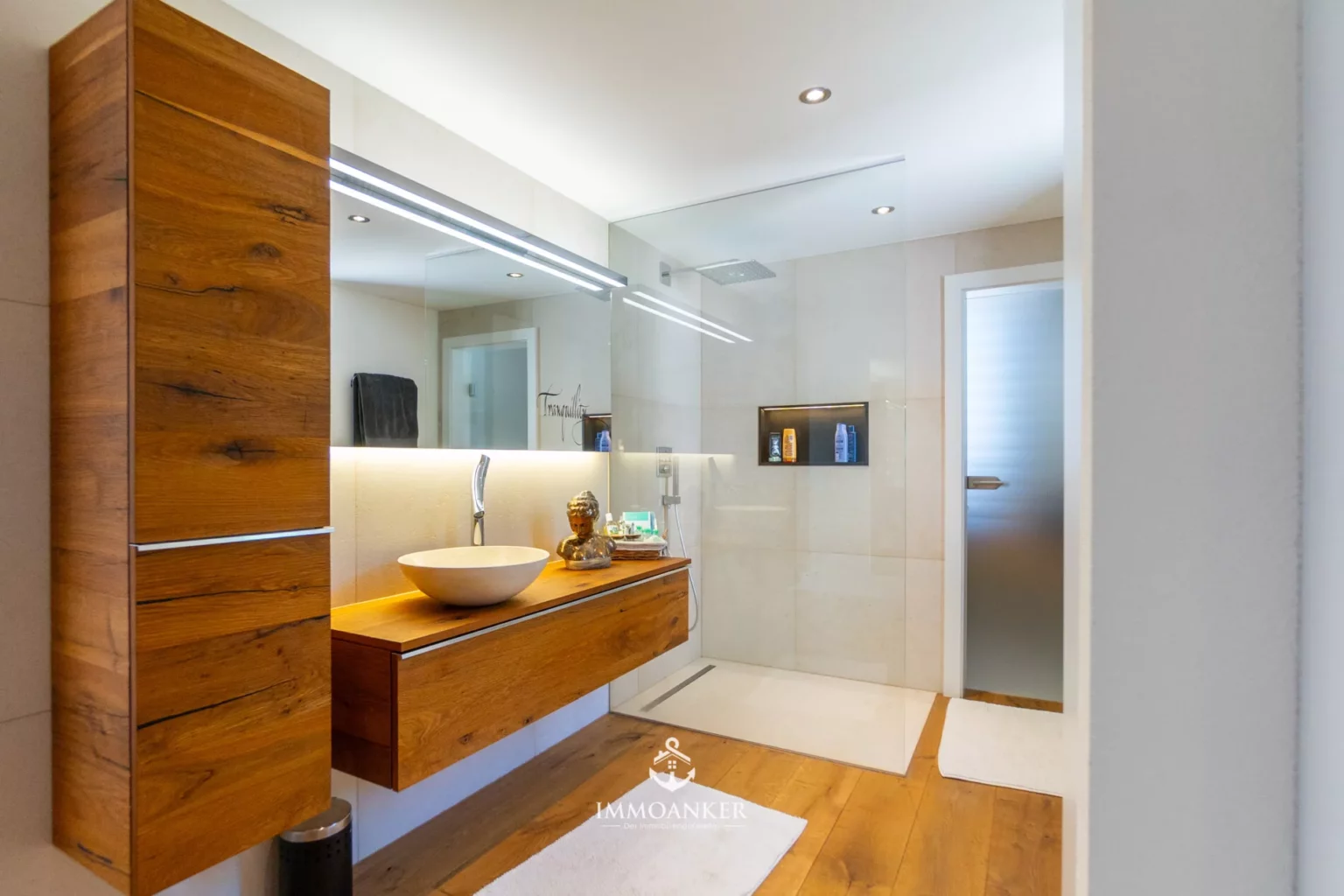 Modernes Badezimmer mit Holzwaschtisch und bodengleicher Dusche