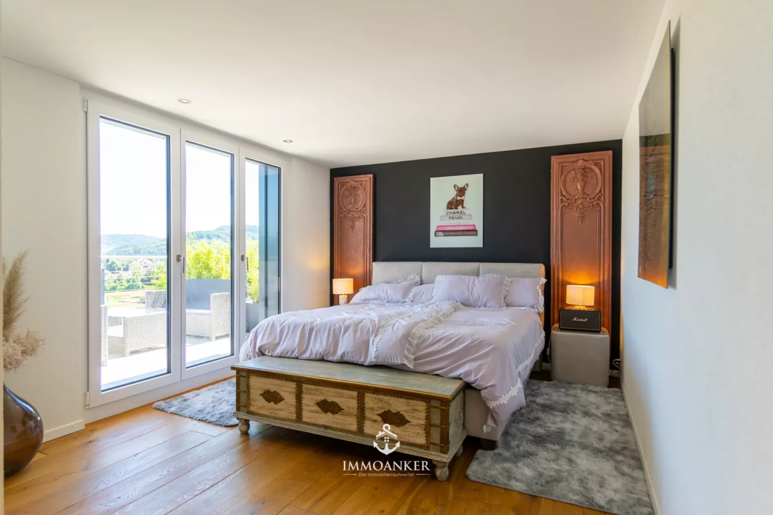 Modernes Schlafzimmer mit Balkonblick