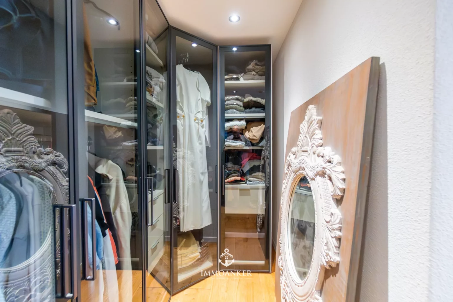 Begehbarer Kleiderschrank mit Glastüren