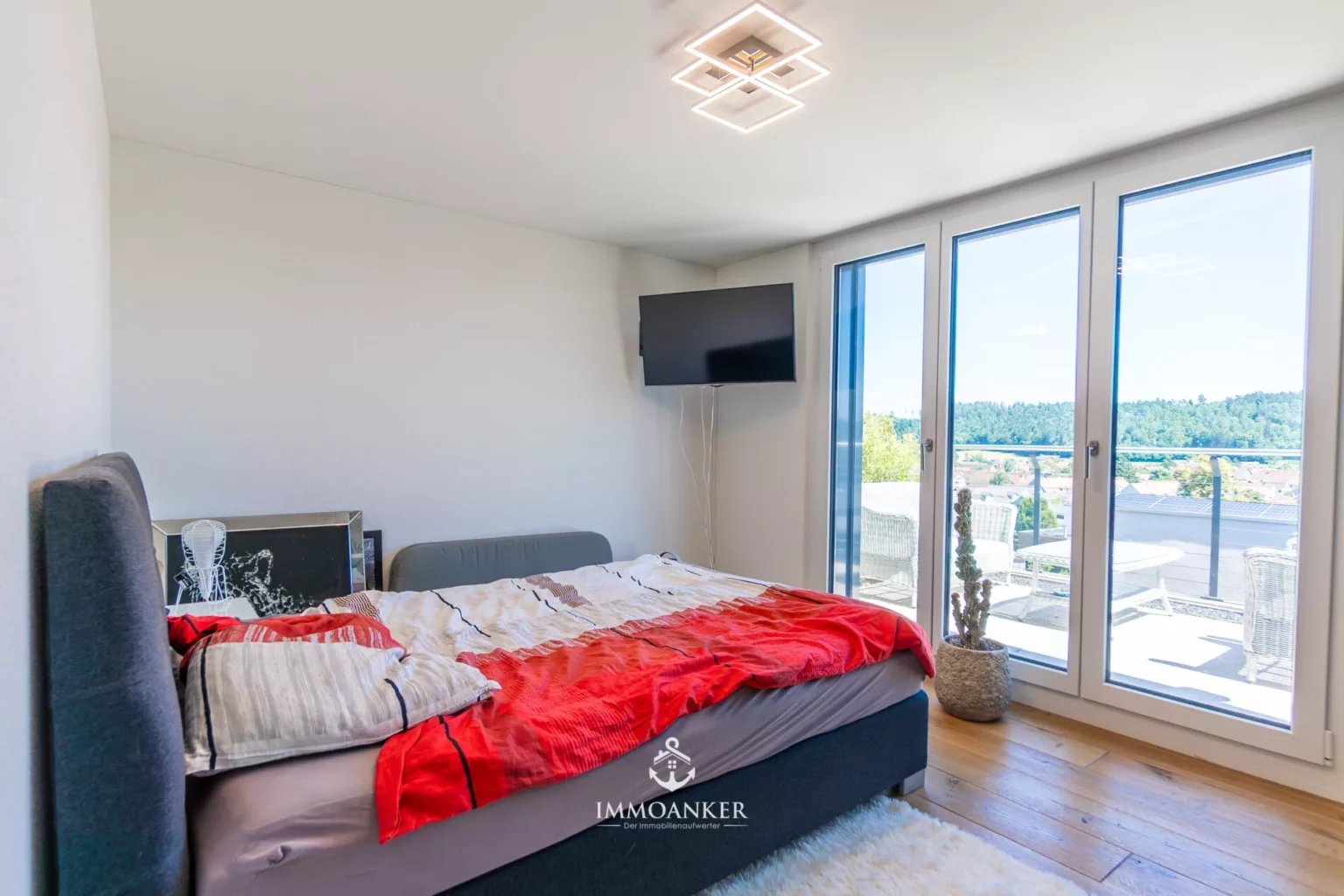 Schlafzimmer mit Balkonblick