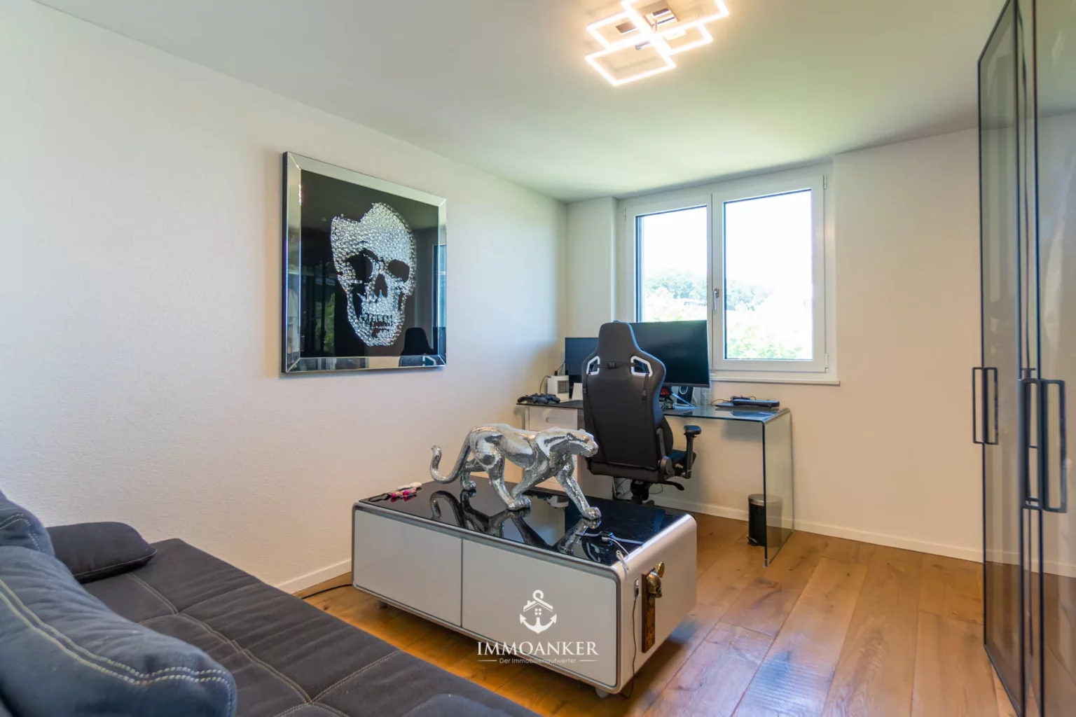 Modernes Arbeitszimmer mit Gaming-Setup