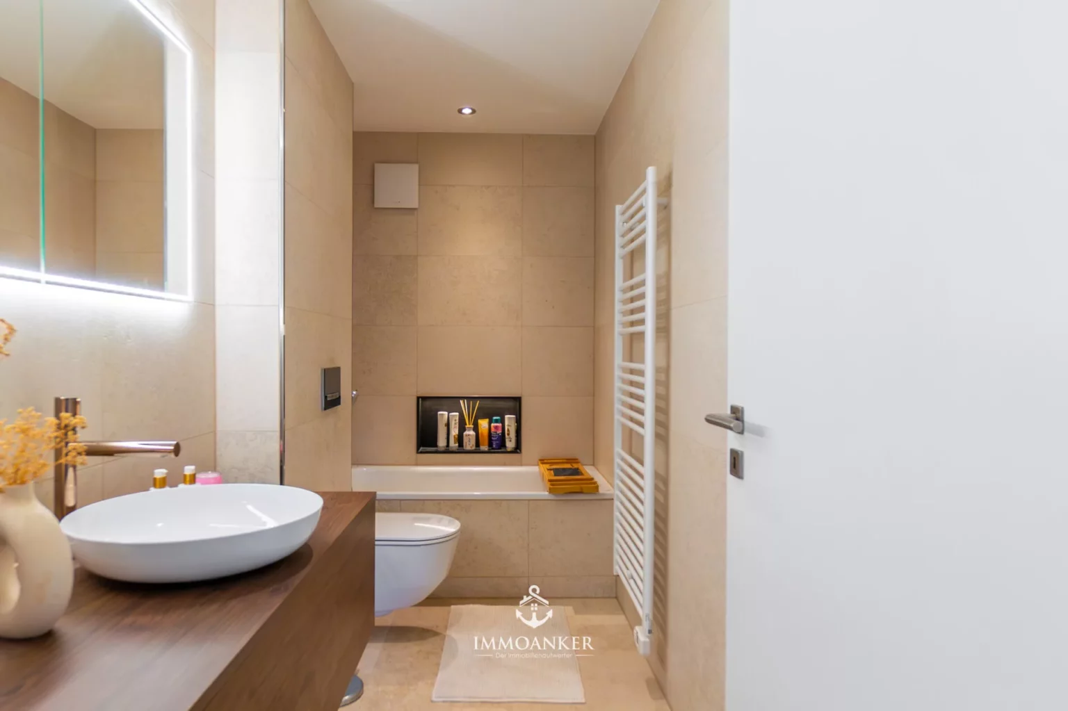 Modernes Badezimmer mit Naturstein und Wandnische