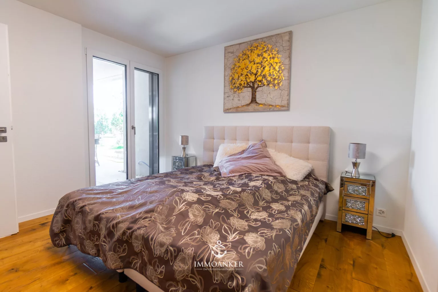 Schlafzimmer mit Bett und Balkonzugang