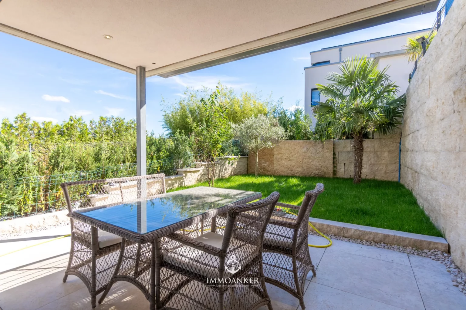 Terrasse mit Garten und Sitzgruppe