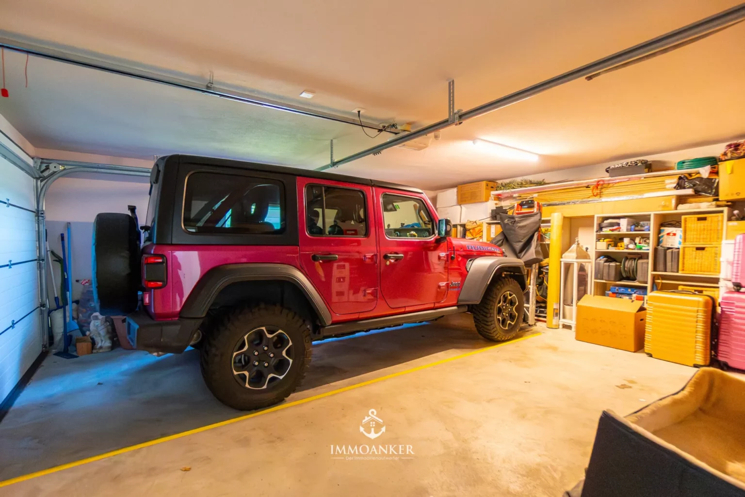 Geräumige Garage mit Geländewagen und Lagerregalen