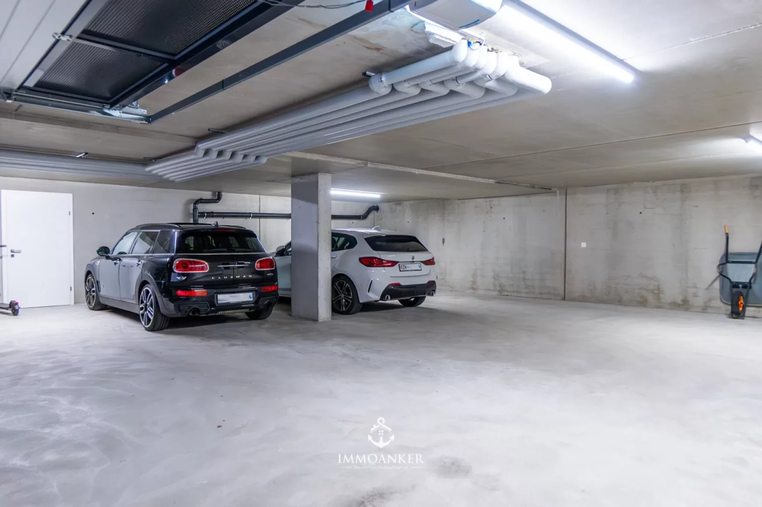 Tiefgarage mit zwei parkenden Autos