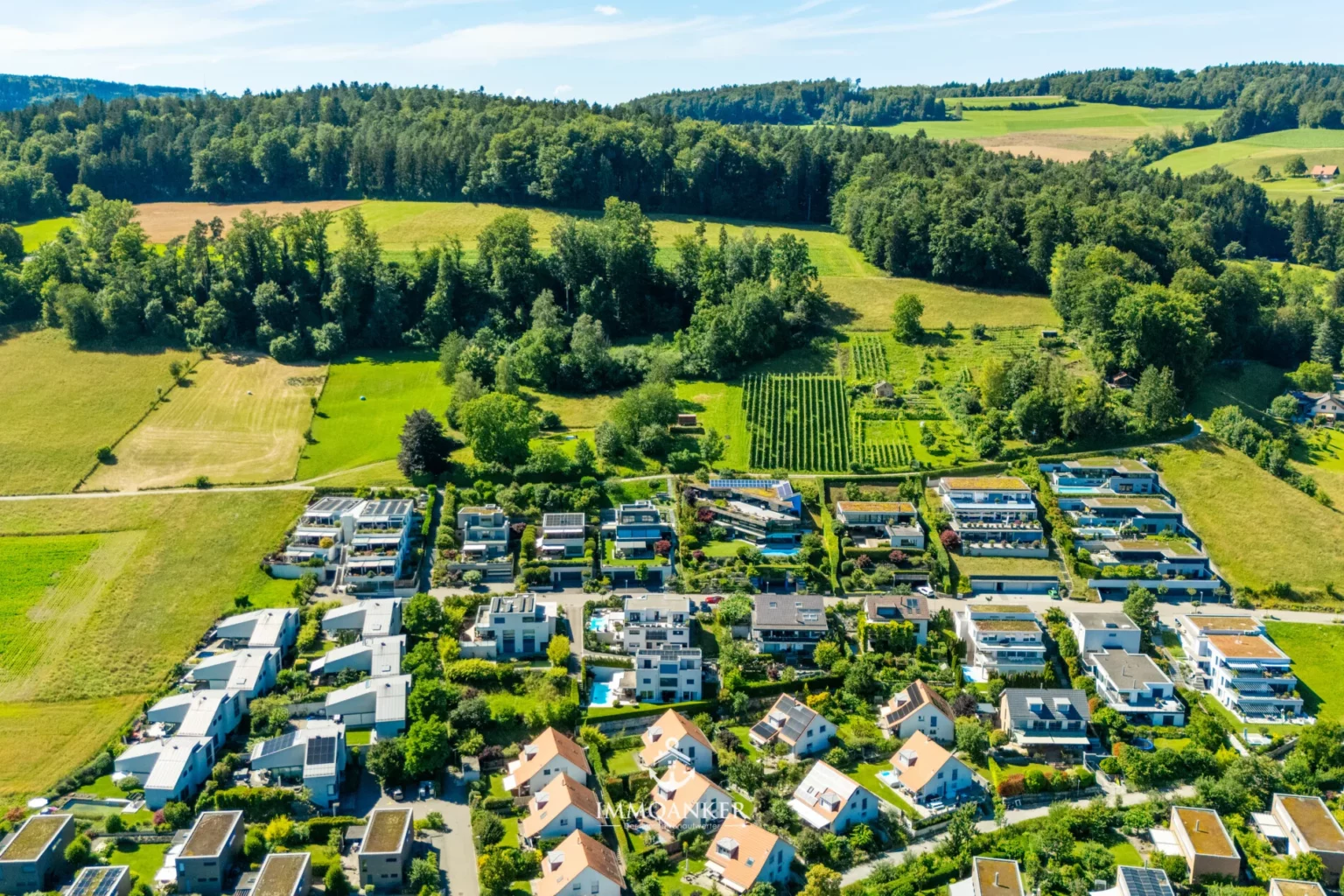 Luftaufnahme einer grünen Wohnsiedlung im ländlichen Umfeld