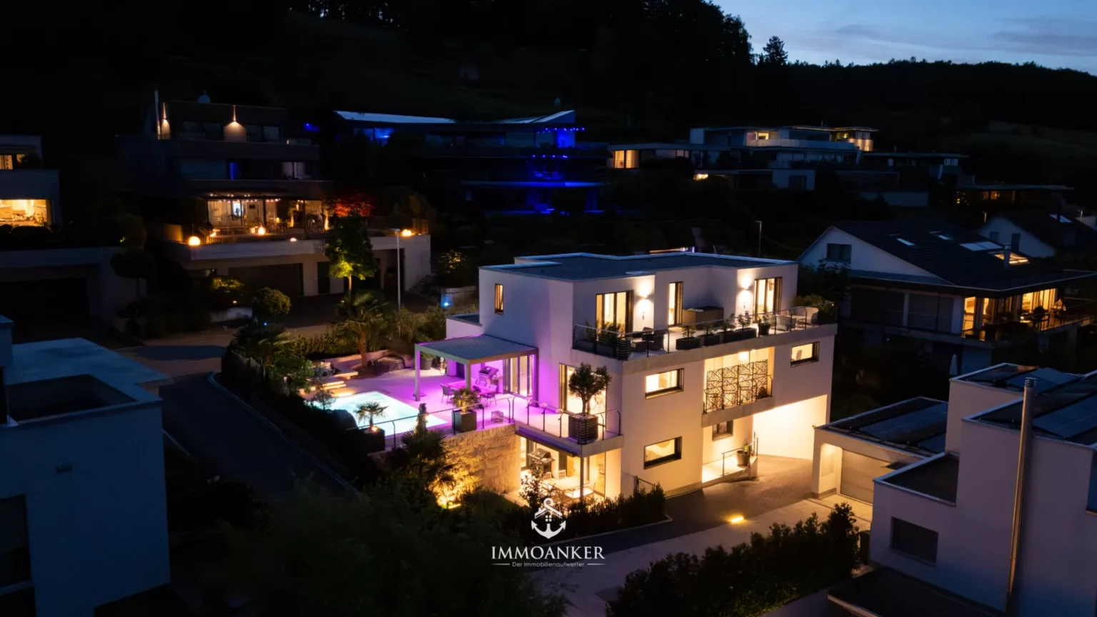 Moderne Villa bei Nacht