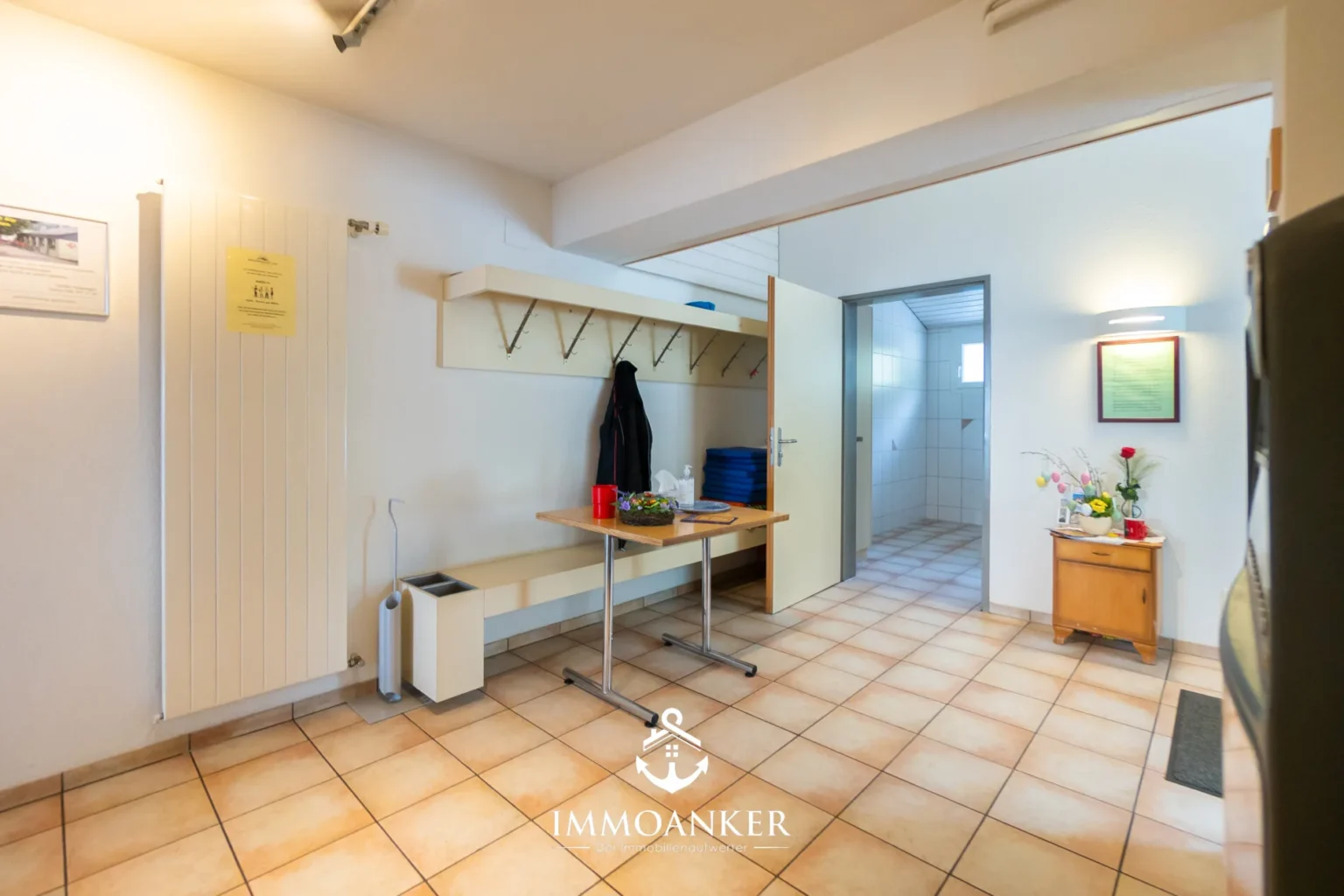 Heller Eingangsbereich mit Garderobe und angrenzendem Nassbereich