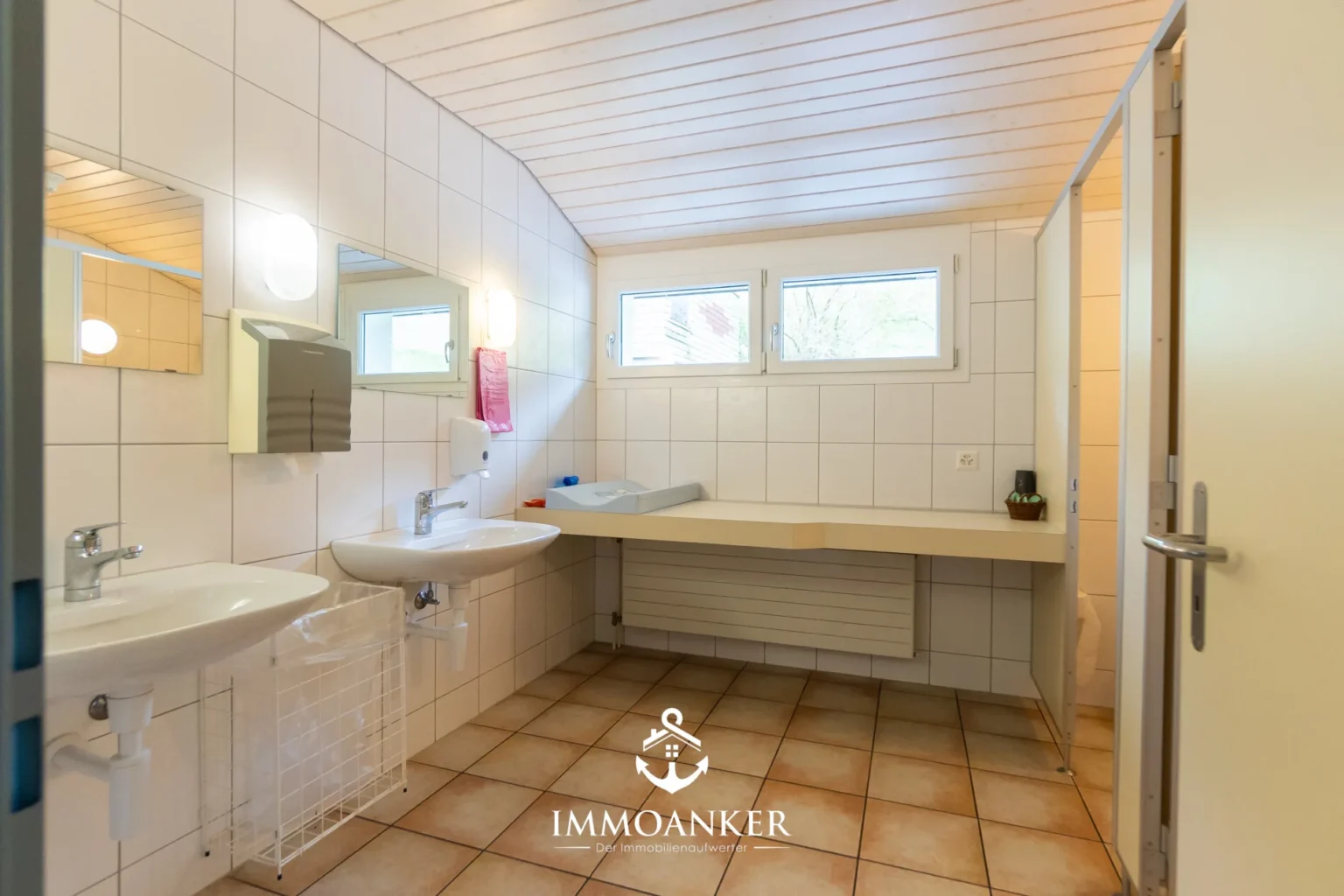 Helles Badezimmer mit zwei Waschbecken