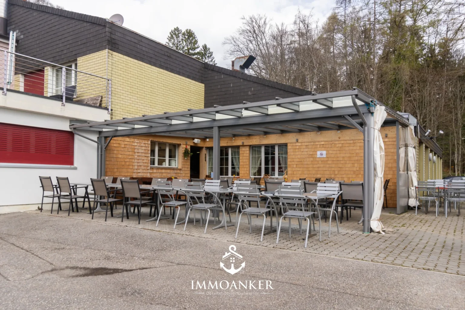 Außenansicht mit Terrassenbereich