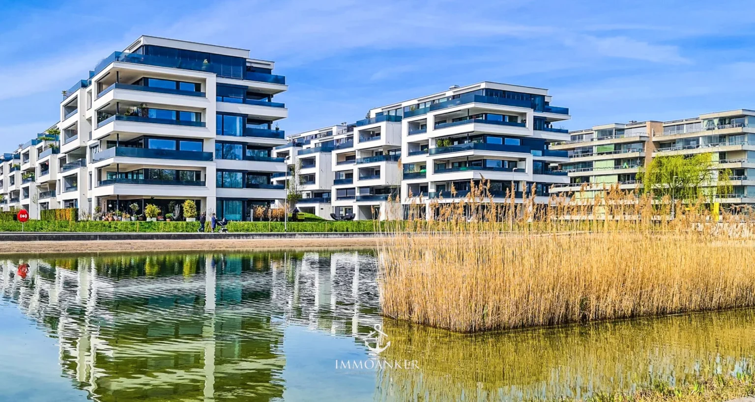 Moderne Wohnanlage am Wasser
