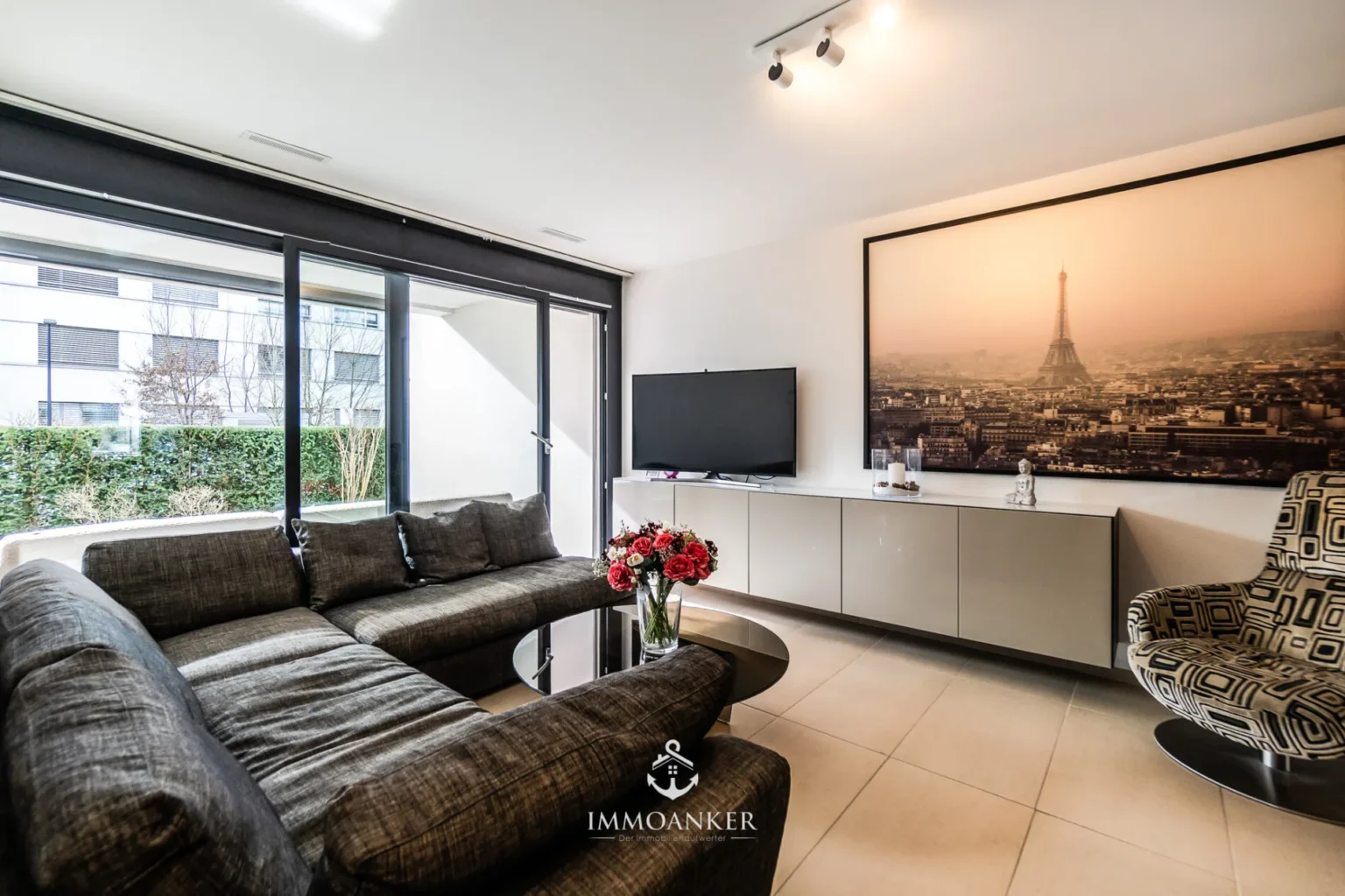 Modernes Wohnzimmer mit Balkonzugang