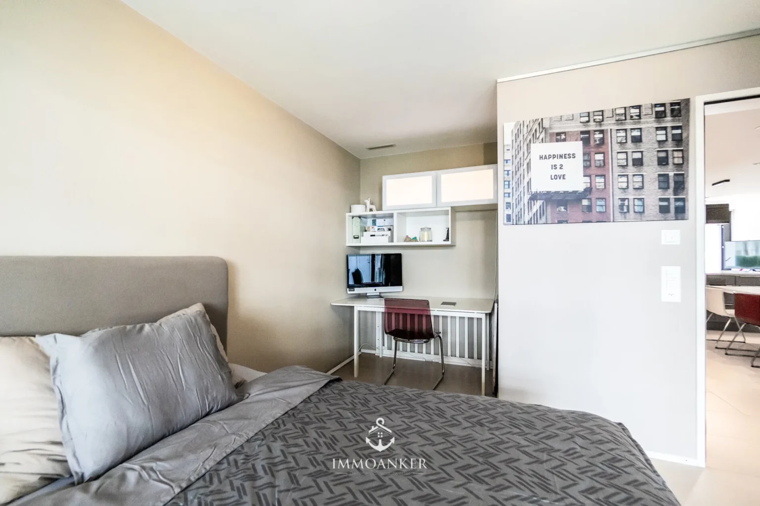 Kleines Schlafzimmer mit Arbeitsbereich