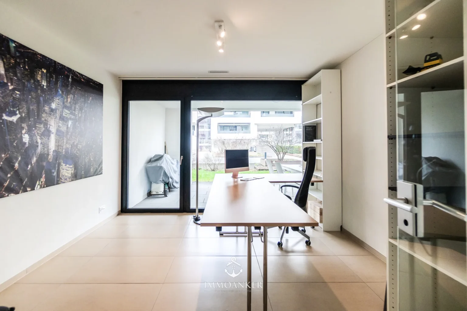 Modernes Büro mit Glasfront